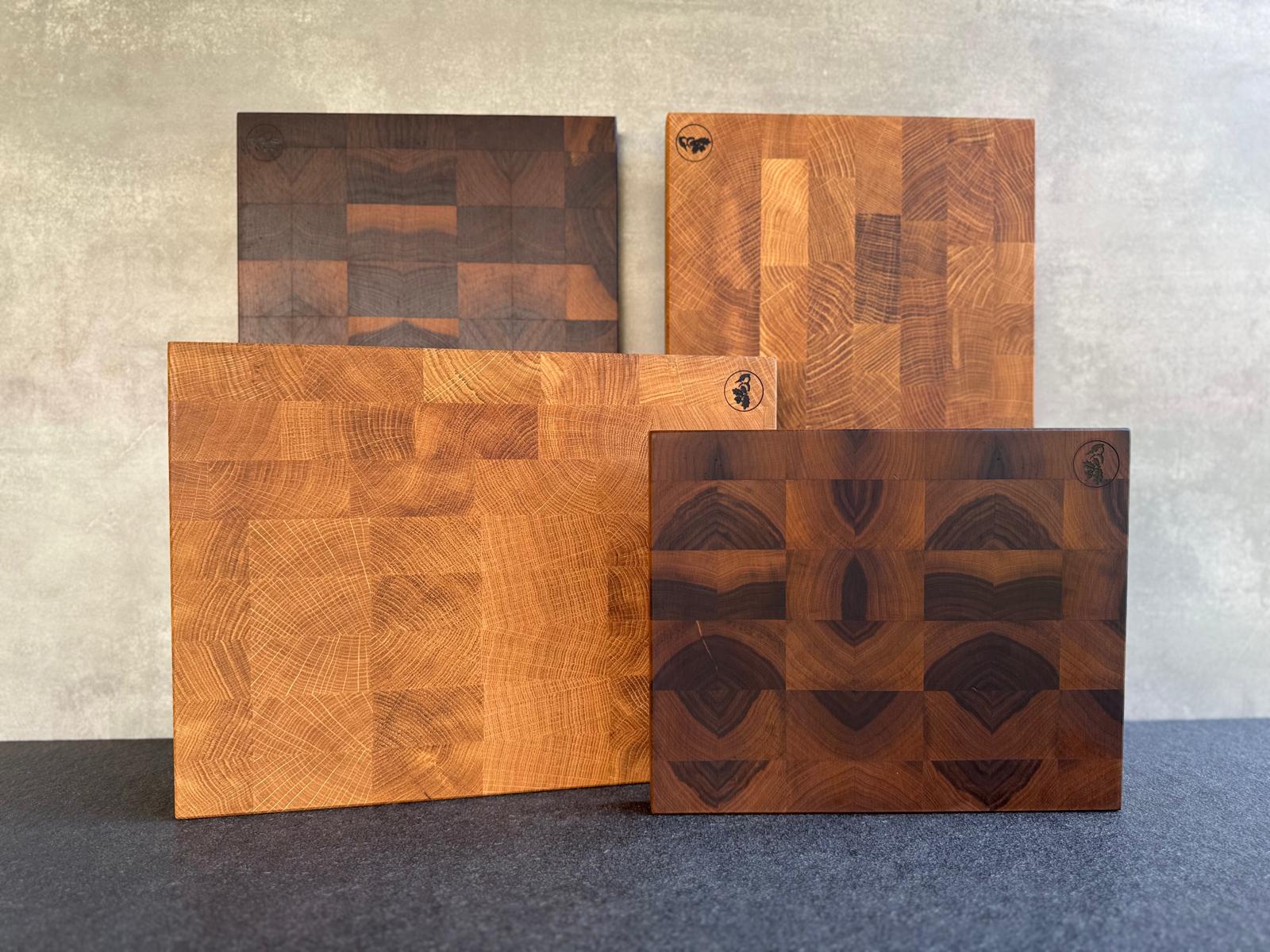 In Eiche und Nussbaum: leichtes Schneidebrett aus Stirnholz, Made in Germany: in drei Größen und zwei Holzarten erhältlich.