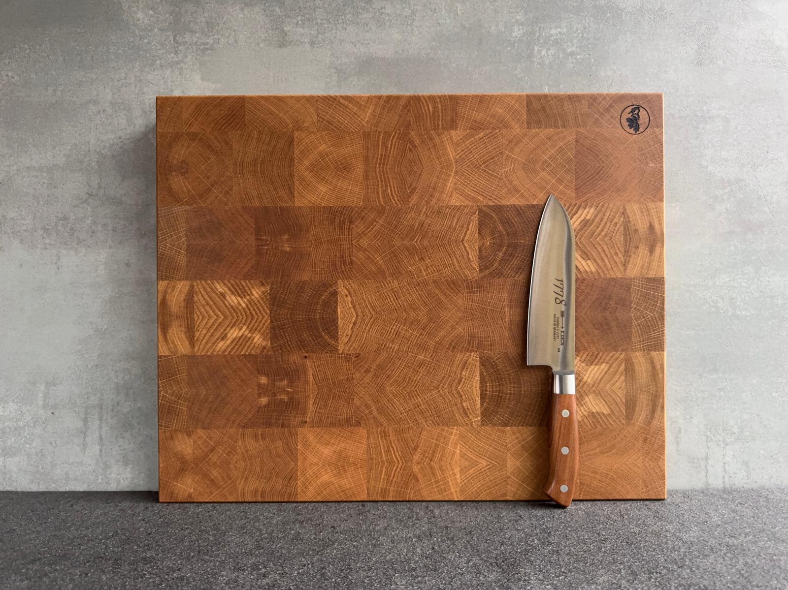 Schneidebrett Eiche Hirnholz, Schneideblock 50 cm breit, mit einem Dick Kochmesser.
