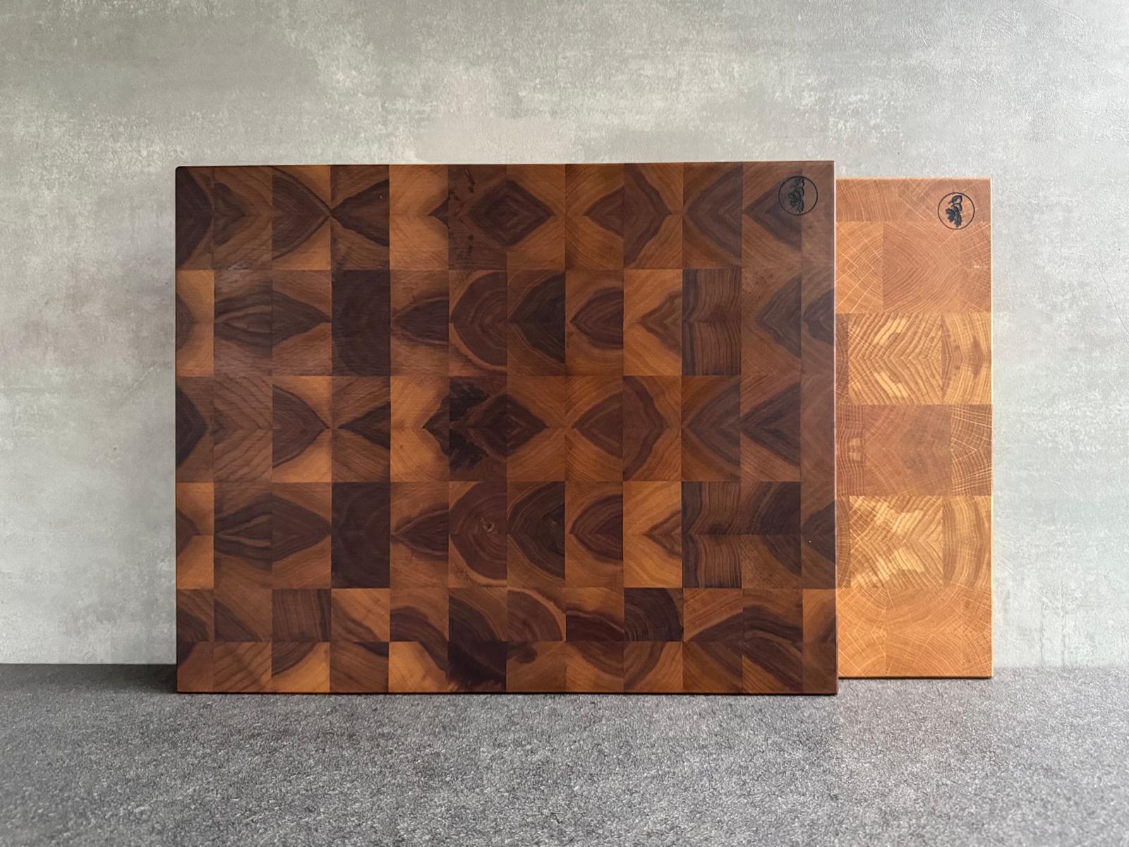 Nussbaum und Eiche Hirnholz Schneideblock im Vergleich