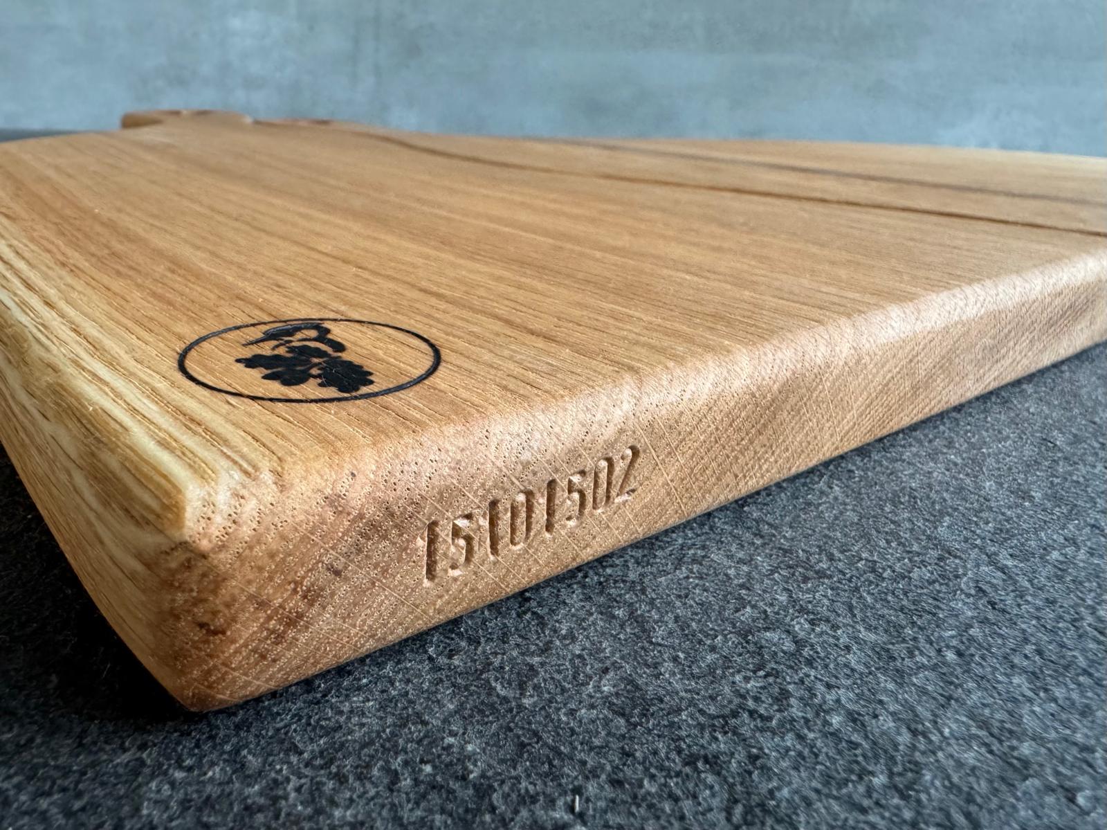 Partnerbrett aus Eiche mit Herzgriff – stilvolles Servierbrett für Käse, Tapas oder Hochzeitsgeschenke.