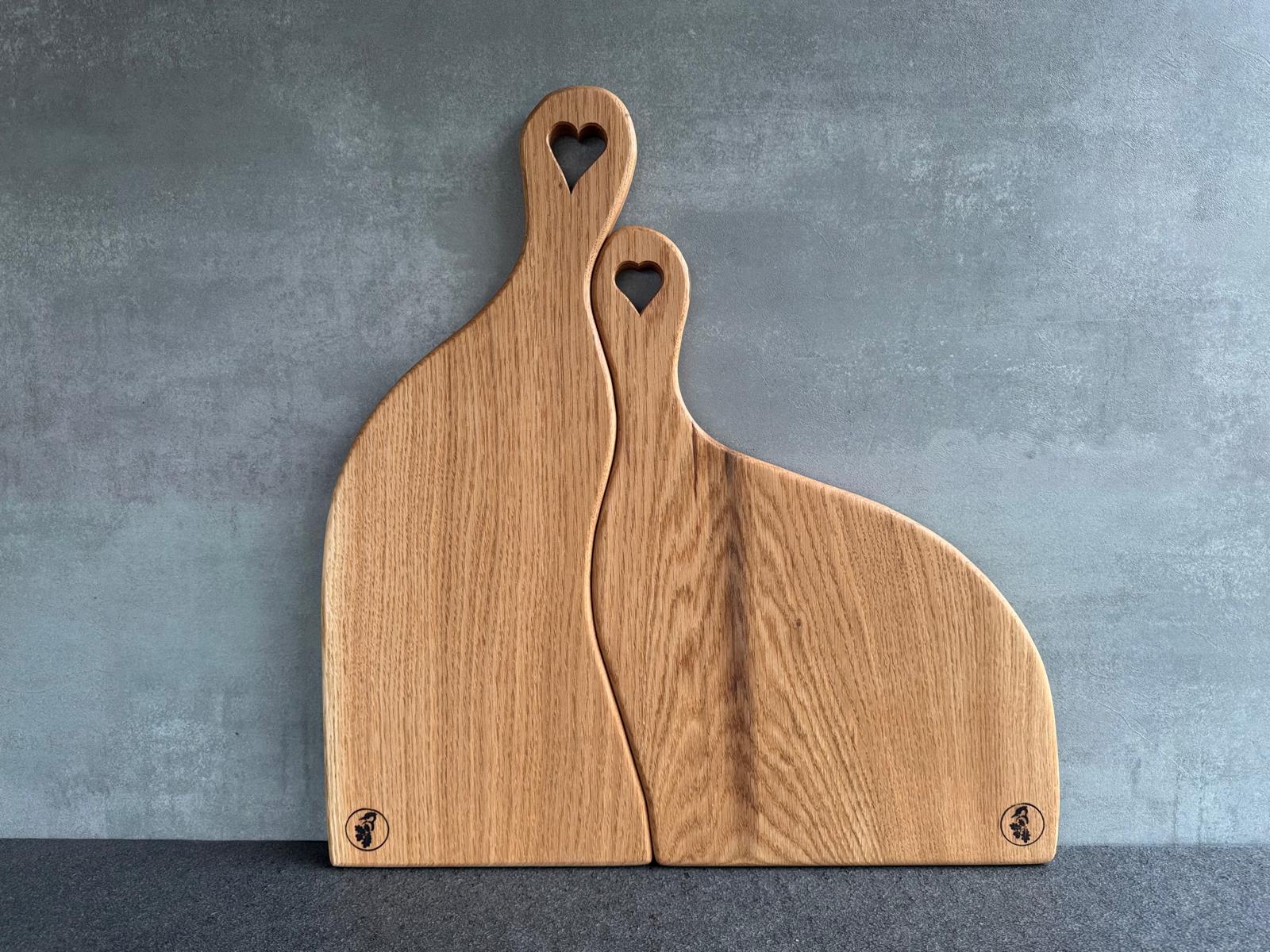Handgefertigtes Servierbrett aus massiver Eiche mit herzförmigem Griff – Partnerbrett No. 1502 aus dem Spessart.