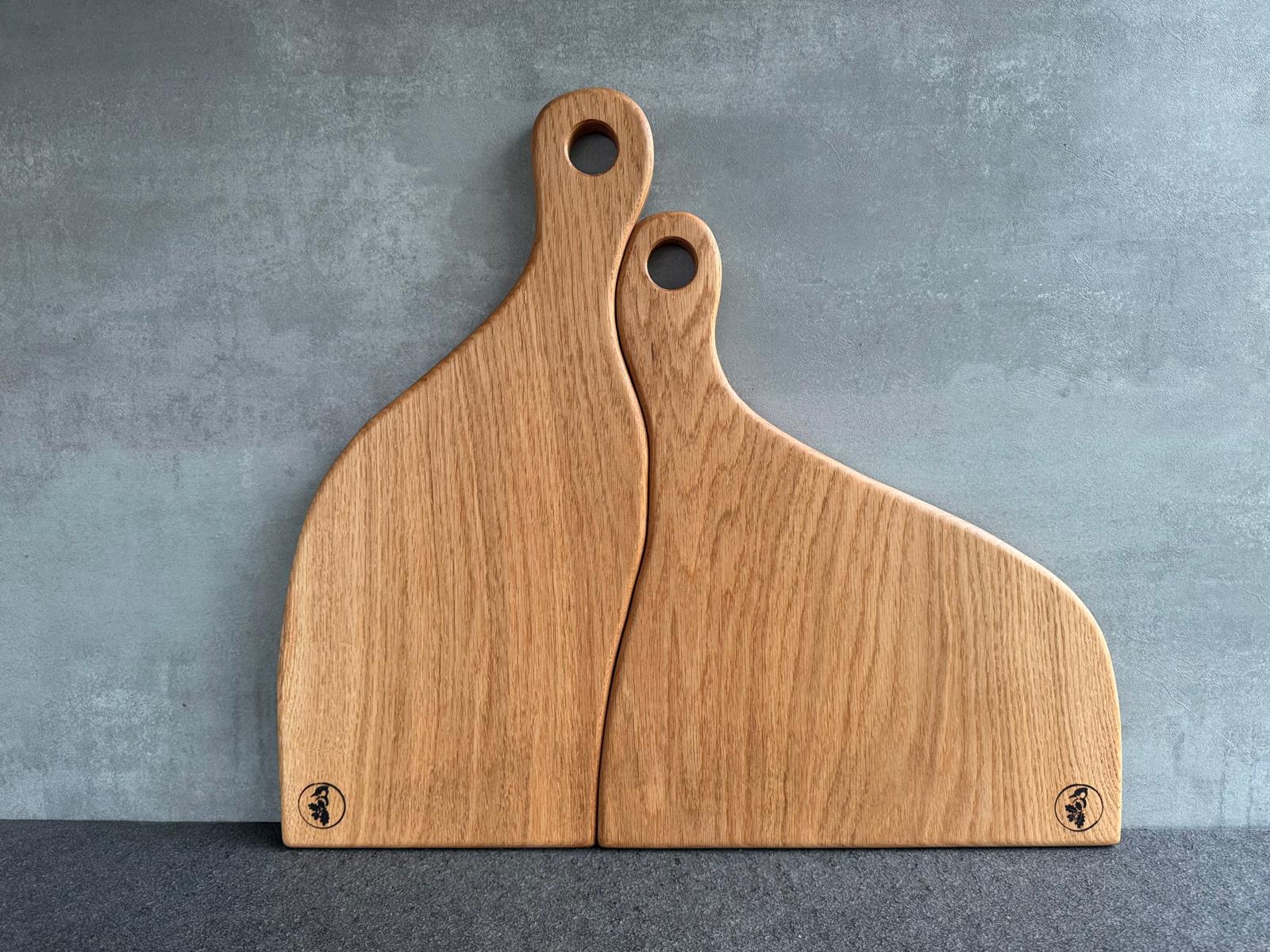 Handgemachtes Servierbrett aus massiver Eiche mit rundem Griffloch – Partnerbrett No. 1505 aus dem Spessart.