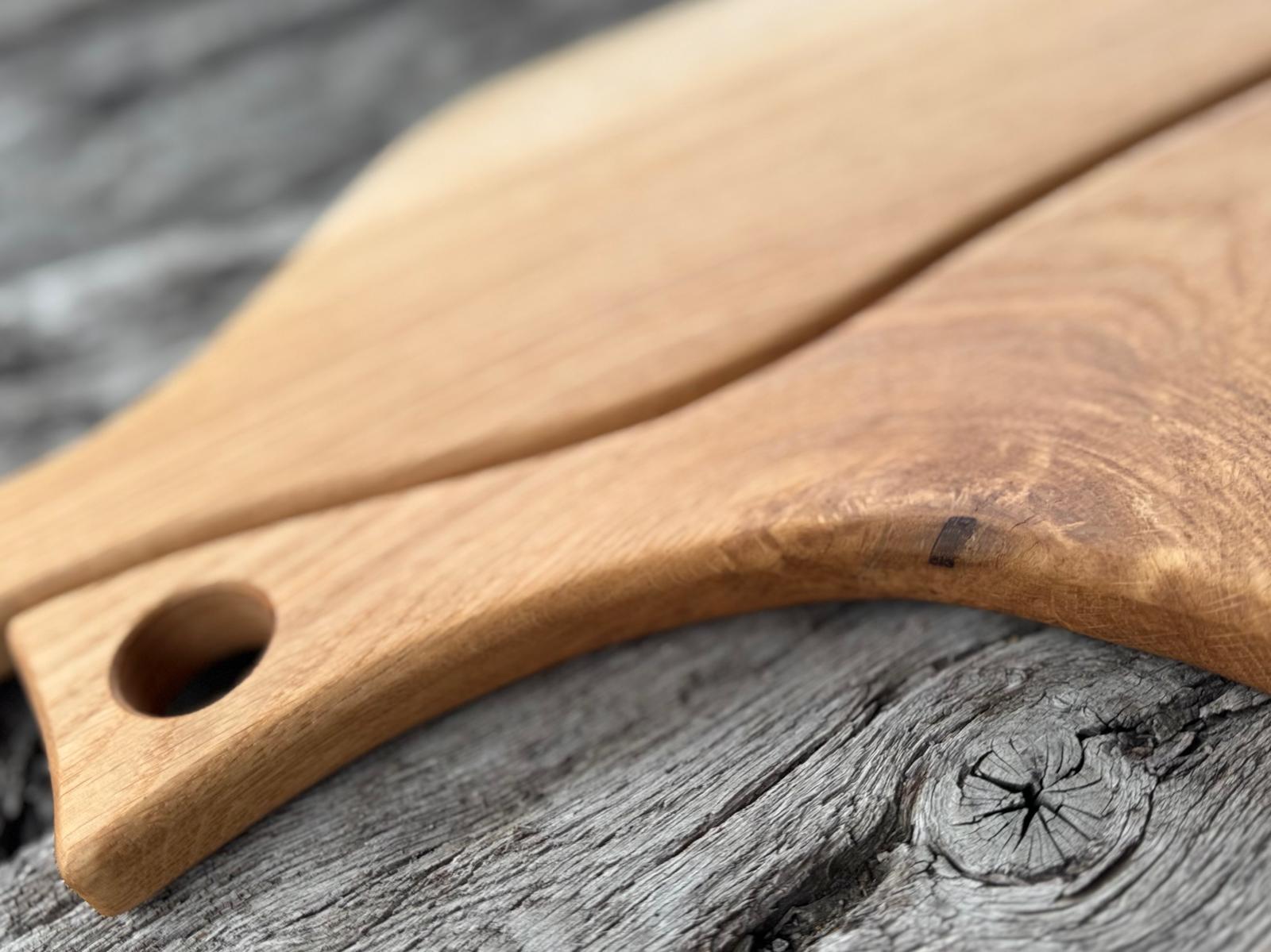 Die Griffe im Detail bei einem Partnerbrett-Set aus massiver Eiche.