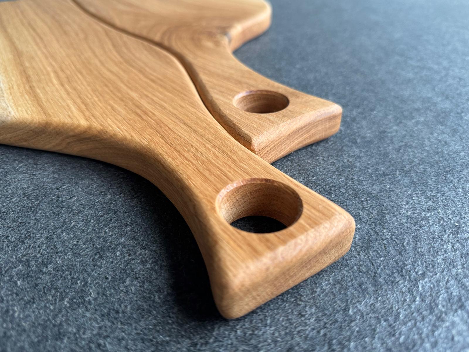 Runde Aufhänglöcher ausgefräst bei einem Partnerbrett-Set.