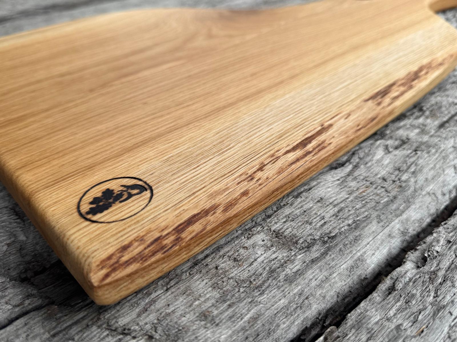 Handgefertigtes Eichebrett mit dezenter Baumkante