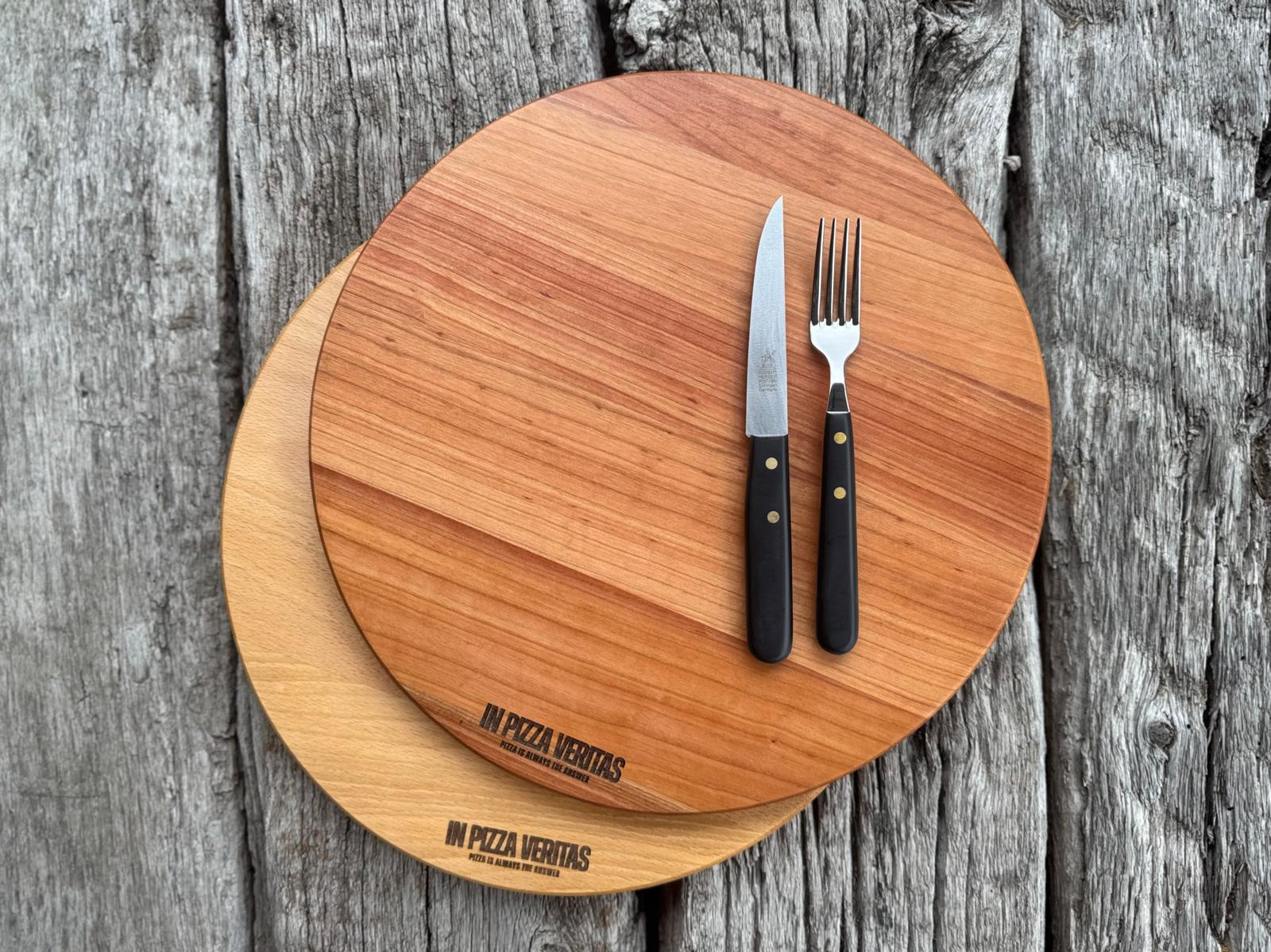 Pizzabrett handgemacht aus Buche und Kirsche mit Besteck von Windmühlenmesser.