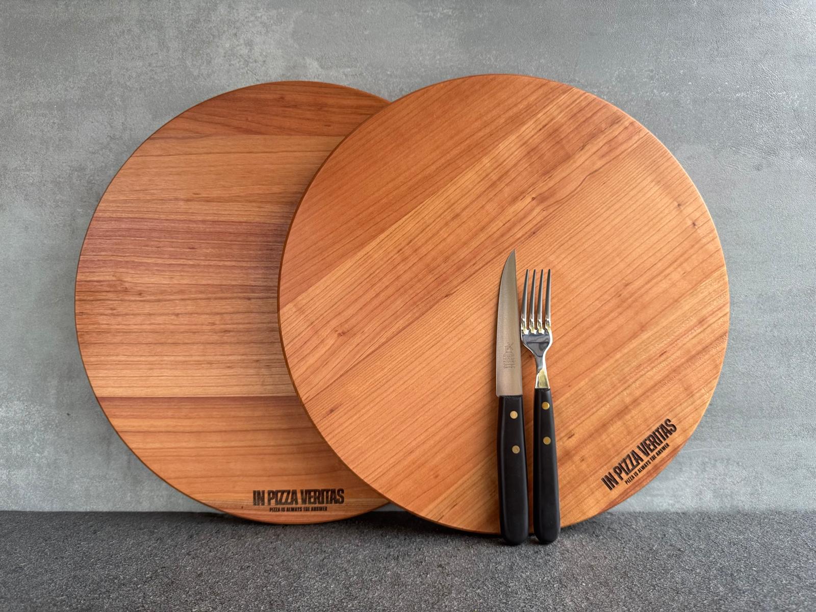 Holzbretter in Kirsche für Pizza mit Lasergravur „Pizza is always the answer"