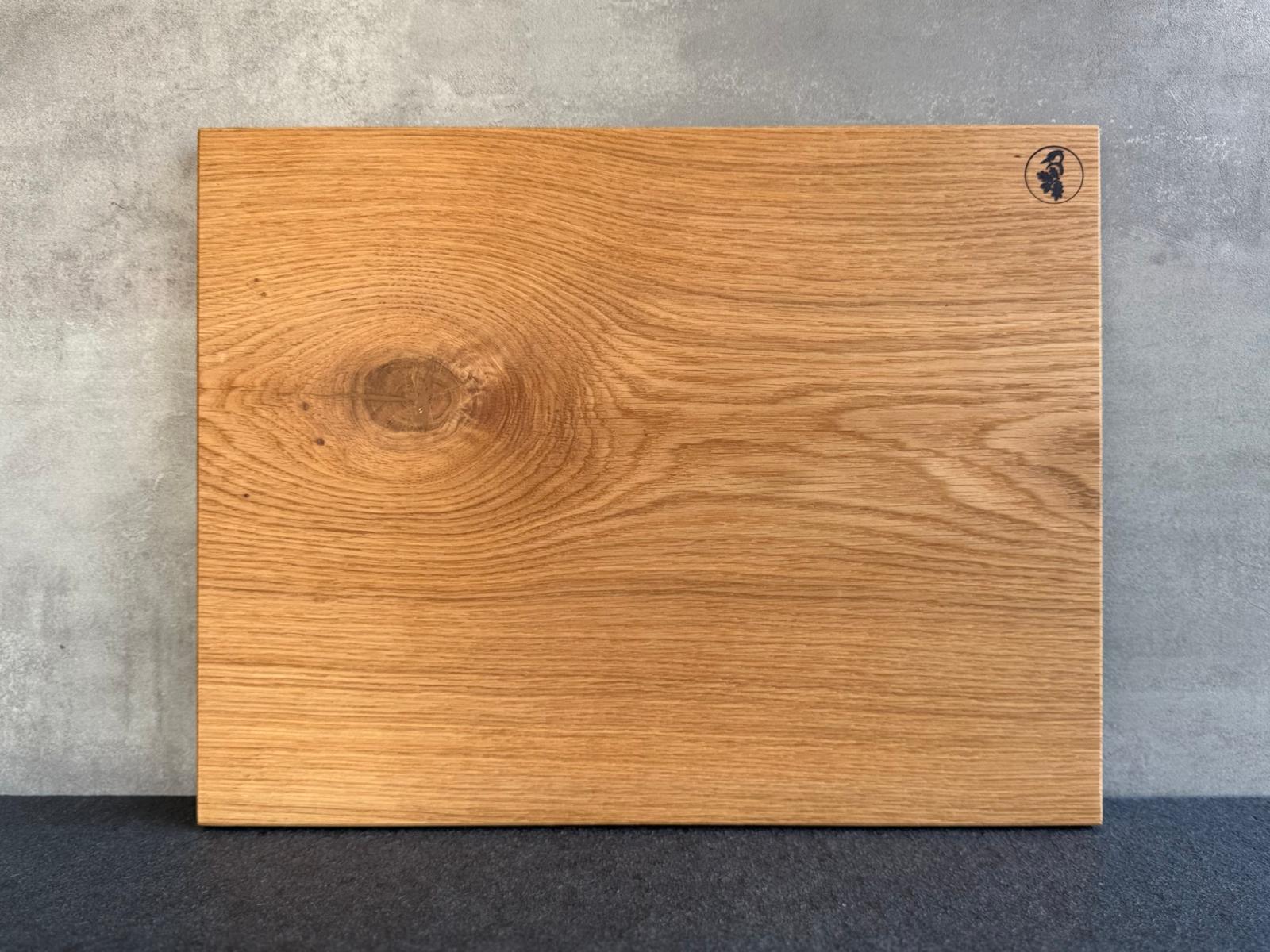 Aus einem Stück Eiche mit Astloch - Schneidebrett