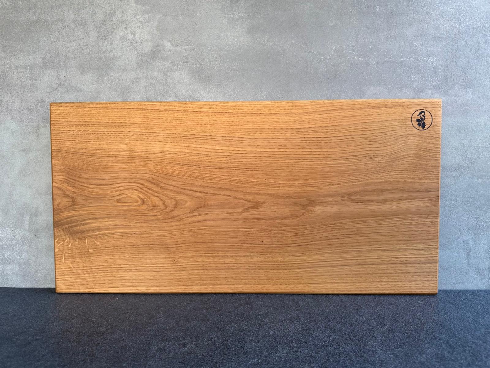 Handgefertigtes Schneidebrett aus einem Stück Eiche, geölt und fein geschliffen