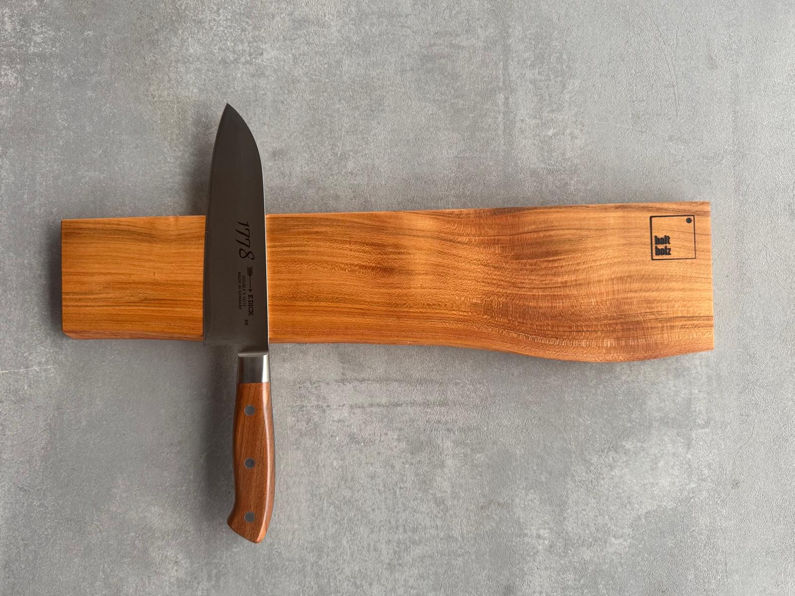 Wandmesserleiste aus Kirschbaum mit einer Baumkante