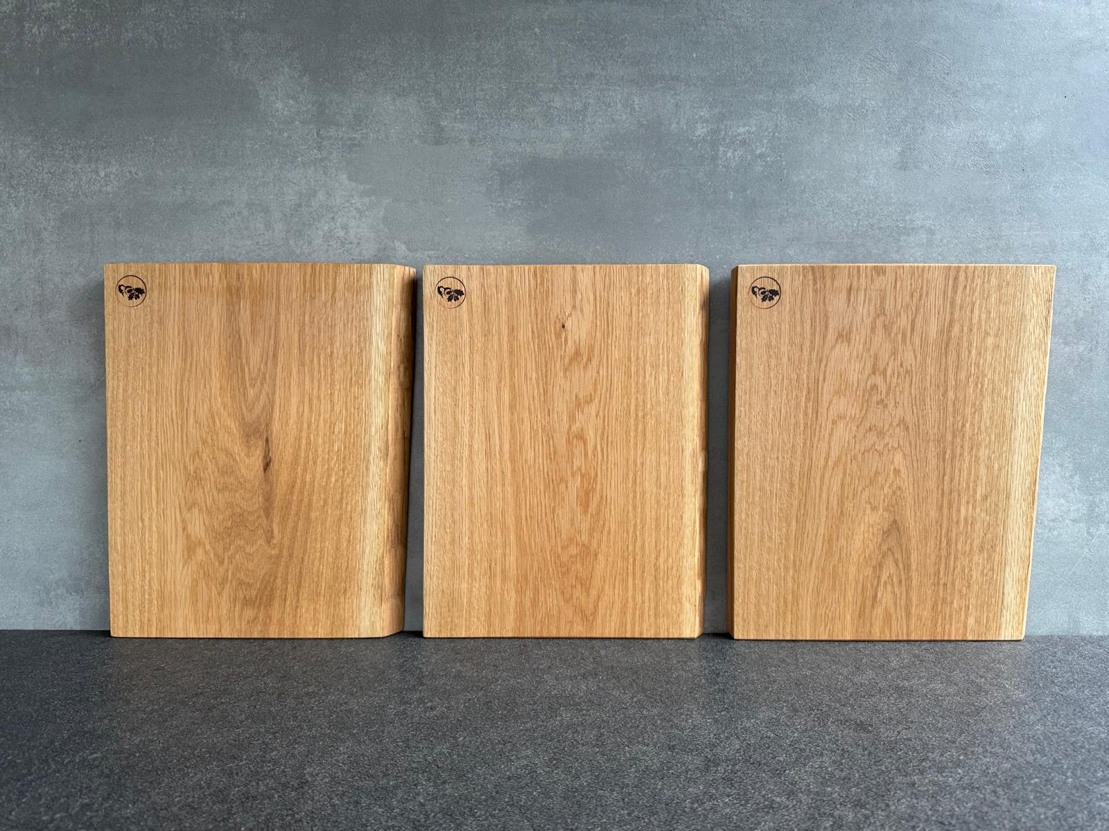 3 verschiedene Schneidebretter mit einer Baumkante aus einem Stück Spessarteiche.