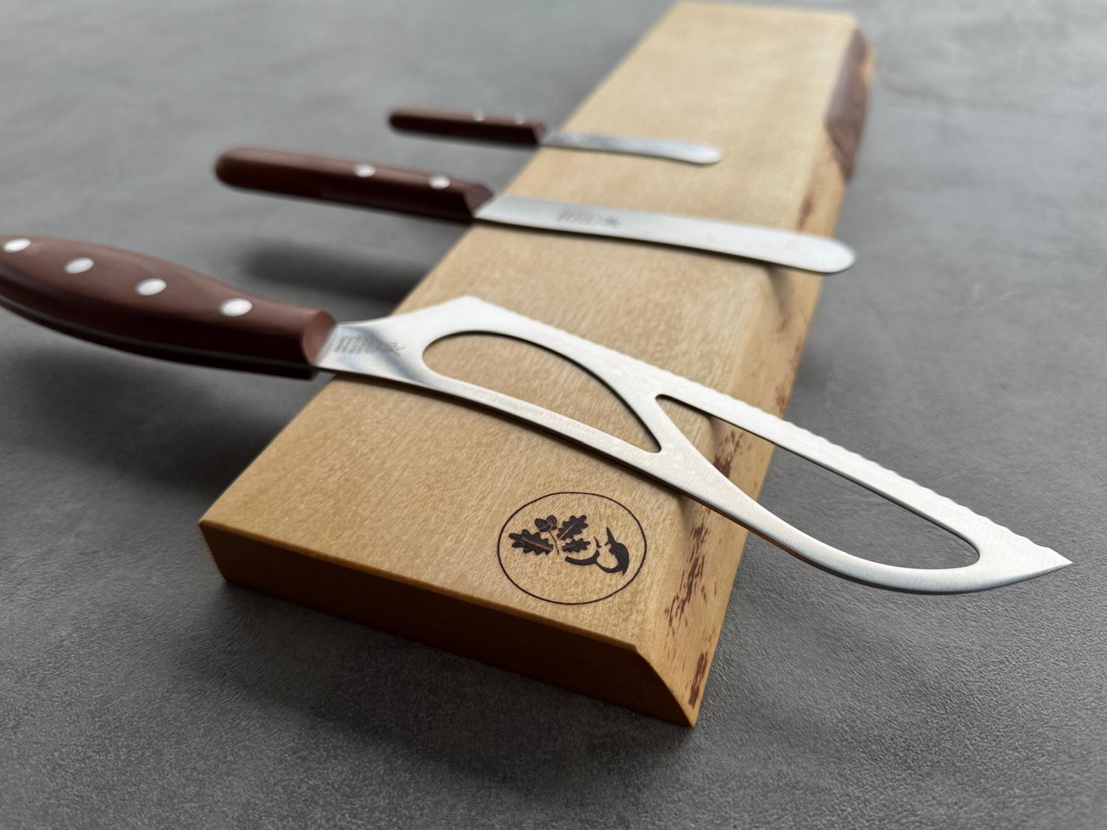 Seitenansicht Messerhalter aus Birke mit natürlicher Baumkante.