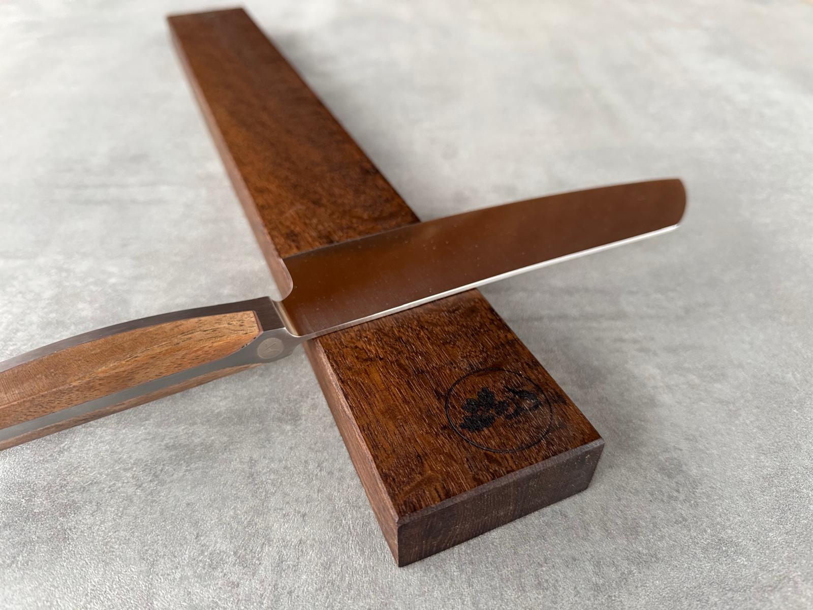 Wandmesserleiste mit einem Güde Kochmesser Santoku