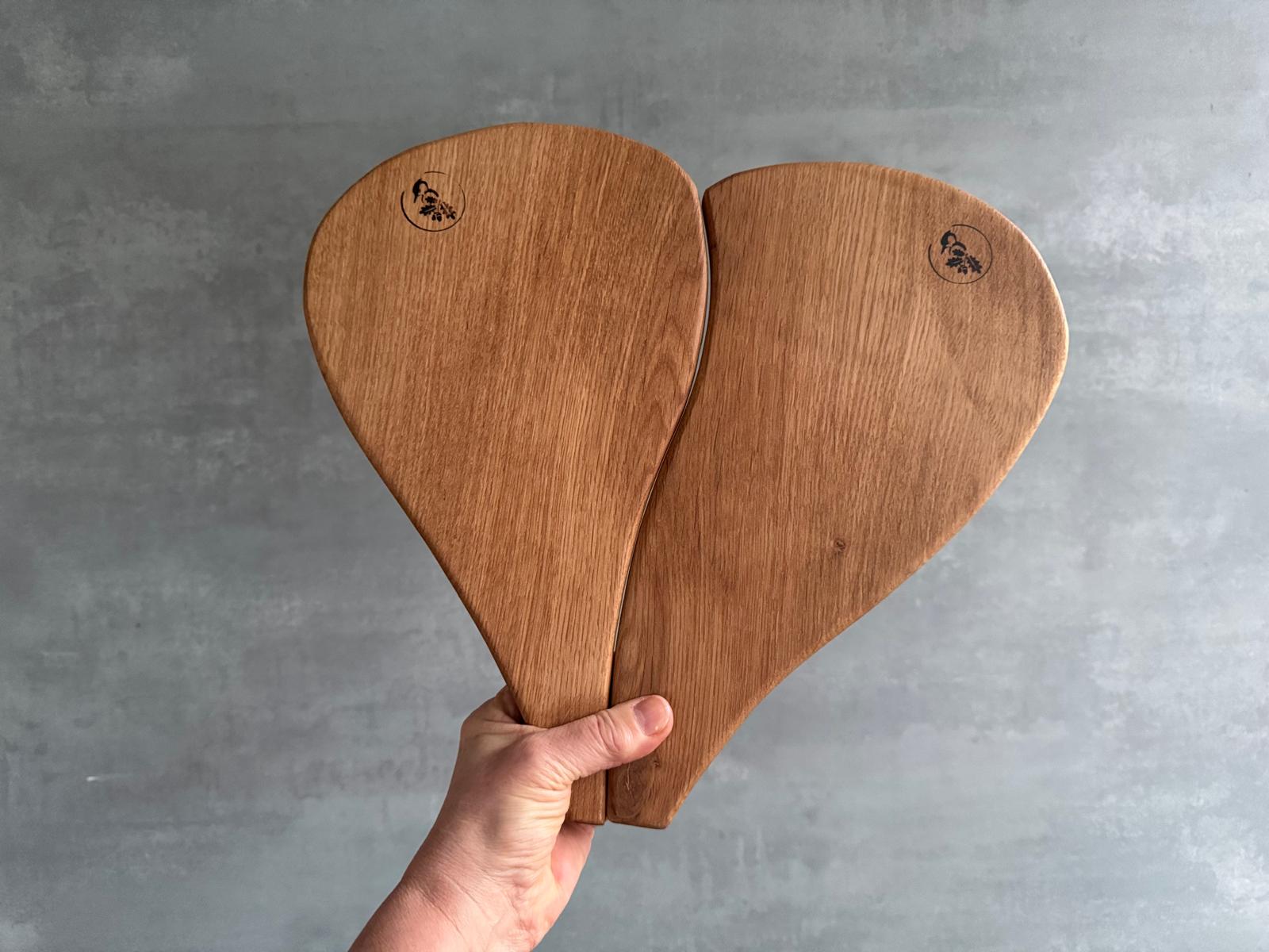 Zwei ineinander verschlungene Herzen aus massiver Eiche. Zusammen ein großes Herz.