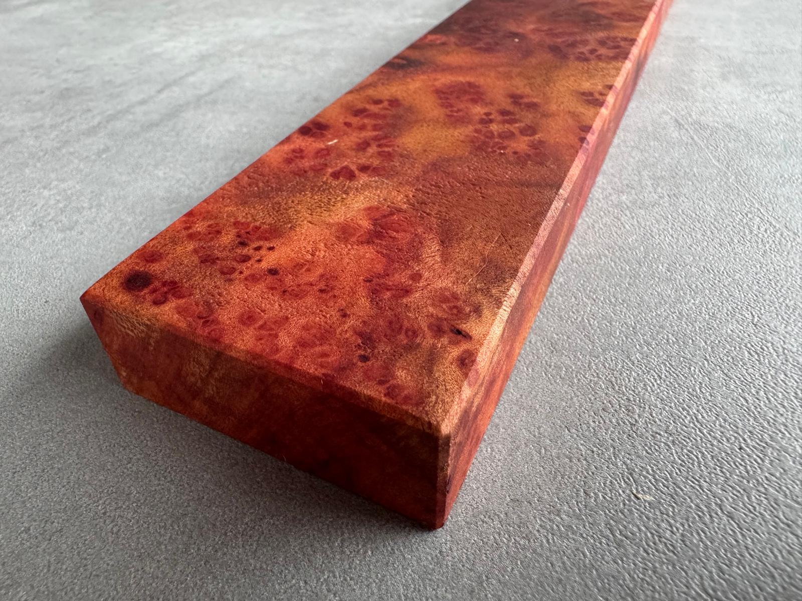 Kampferholz ist ein außergewöhnliches Holz, das mit seiner rötlich-orangefarbenen bis goldbraunen Tönung, auffälligen Wirbeln und „Augen“ auffällt. So wie dieser Messerhalter von Spessartbrett.