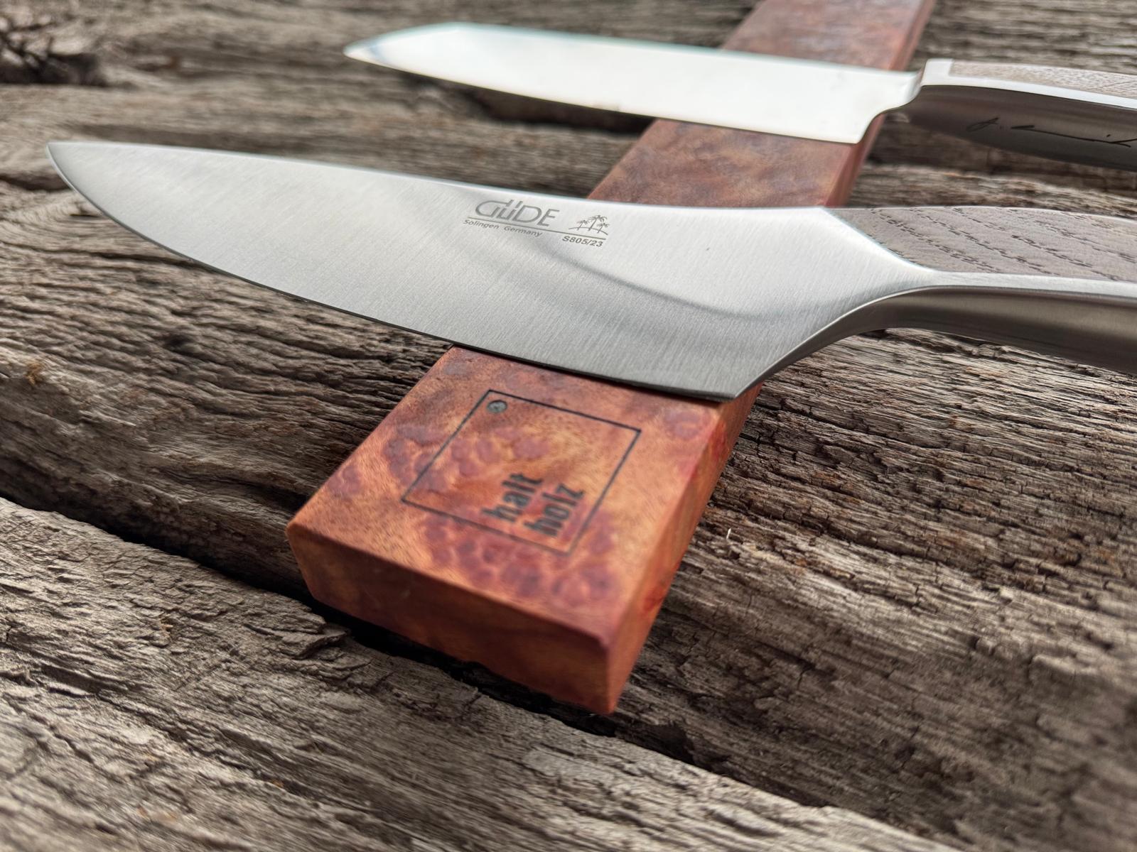 Messerhalter aus rotem Kampfer mit Güde Kochmesser