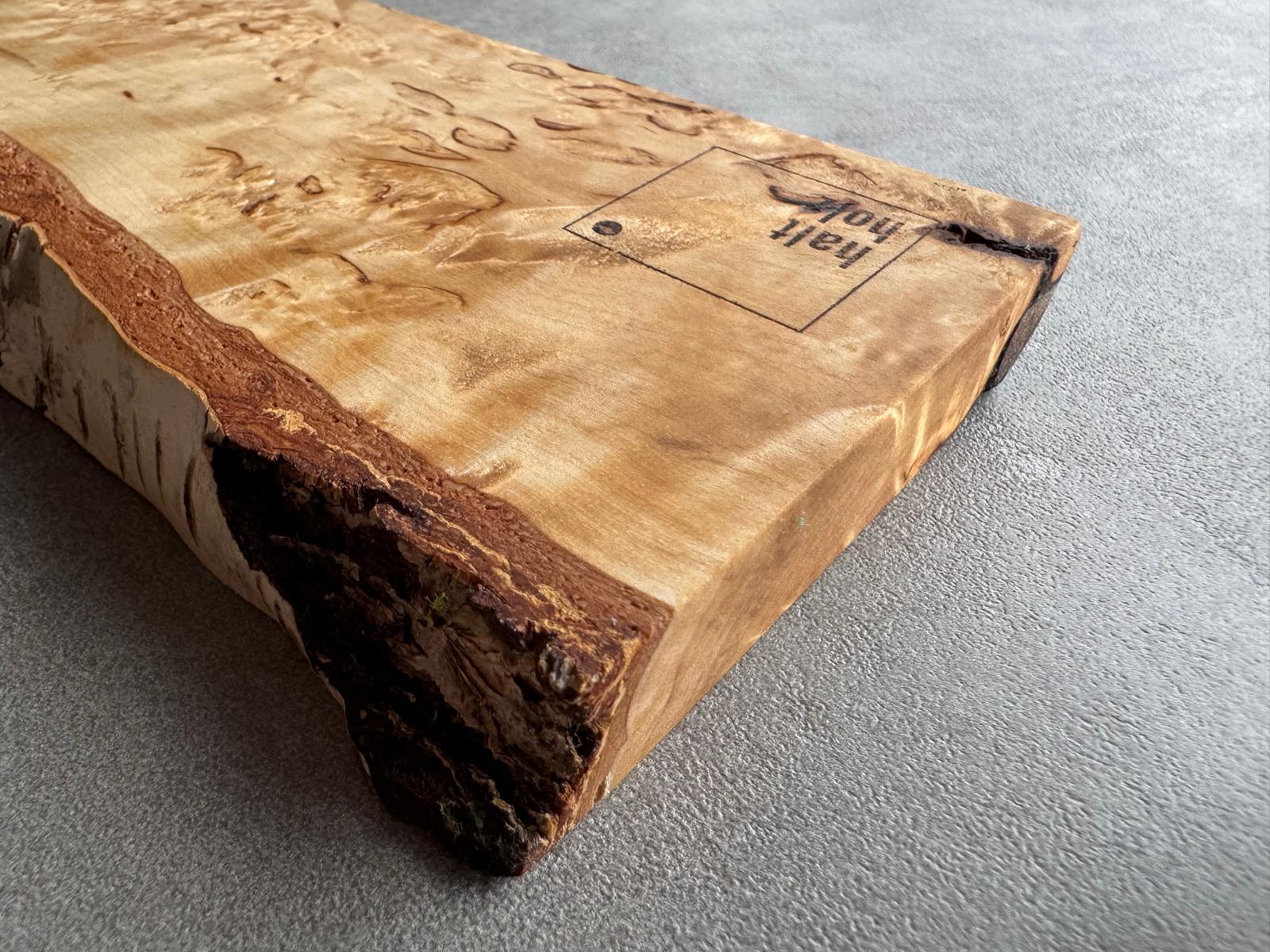 Detailansicht der Baumrinde einer karibischen Maserbirke Wandmesserleiste.