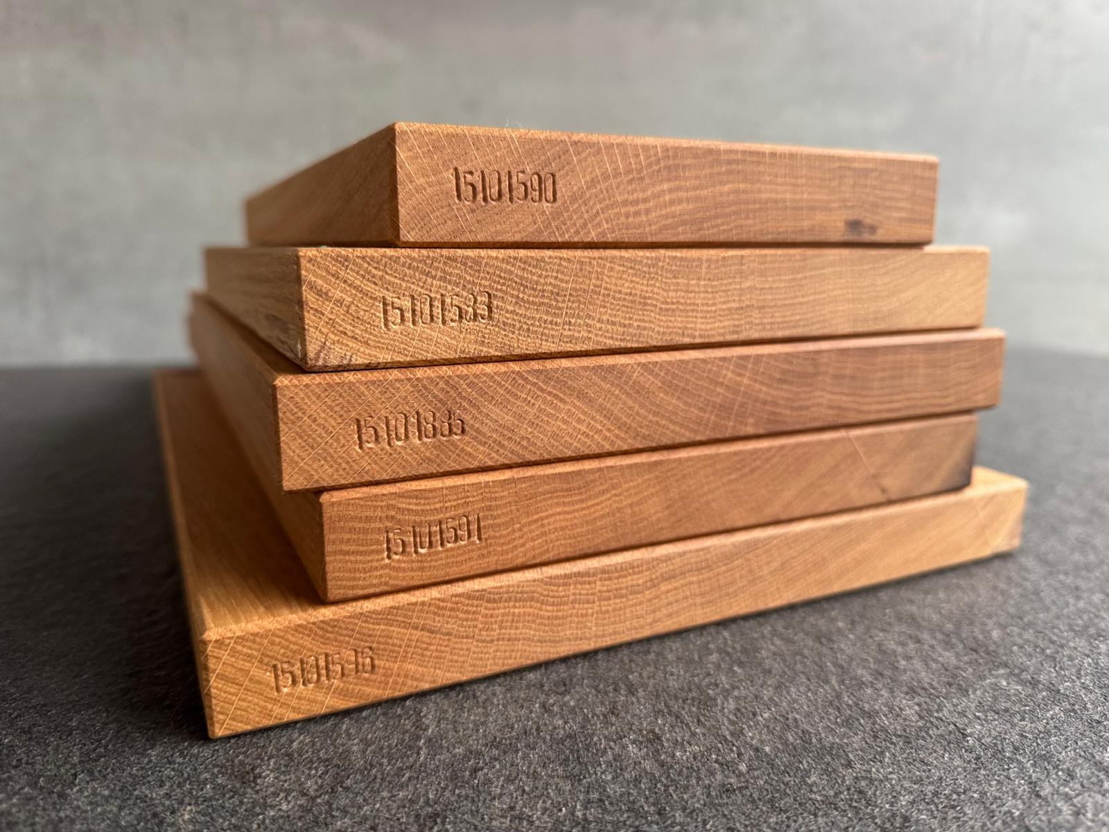 Seitliche Ansicht Schneidebrett aus Spessart-Eiche, dick, rechteckig, aus einem Stück gefertigt - Spessartbrett