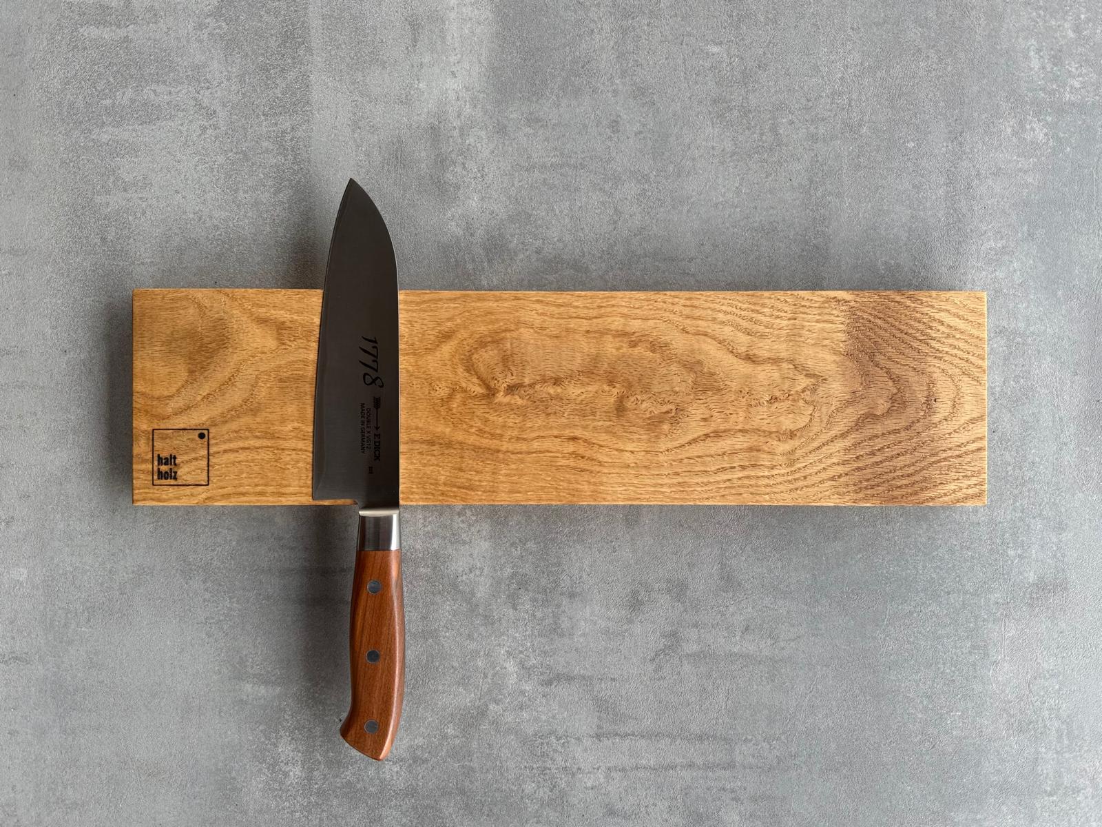 Charaktervolle Messerleiste aus einem Stück Spessart-Eiche. Handgefertigt, massiv und langlebig.