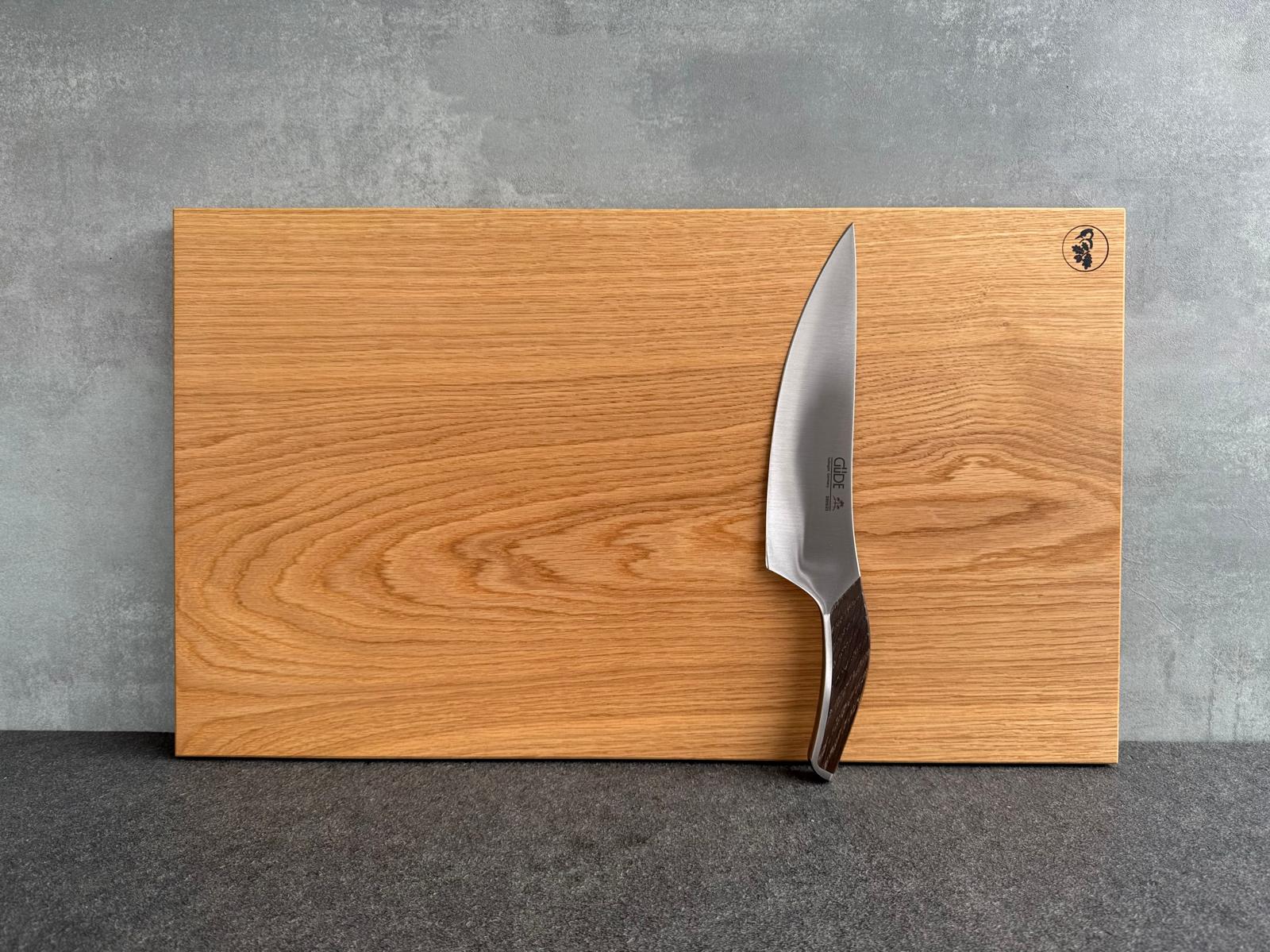 Schneidebrett aus Spessart-Eiche, dick, rechteckig, aus einem Stück gefertigt - Spessartbrett. Mit einem Güde Synchro Kochmesser.