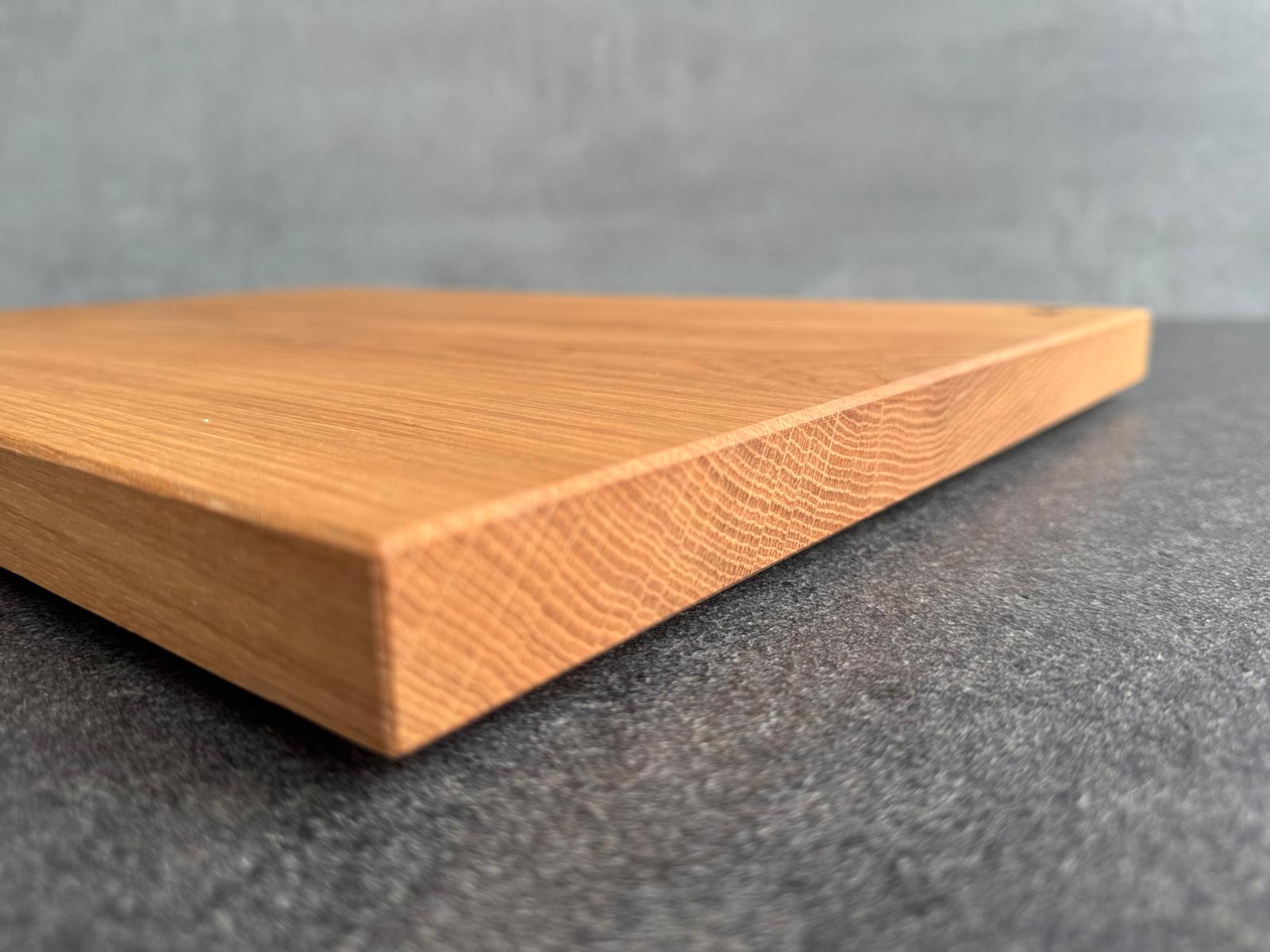 Jahresringe bei einem Schneidebrett aus Spessarteiche.