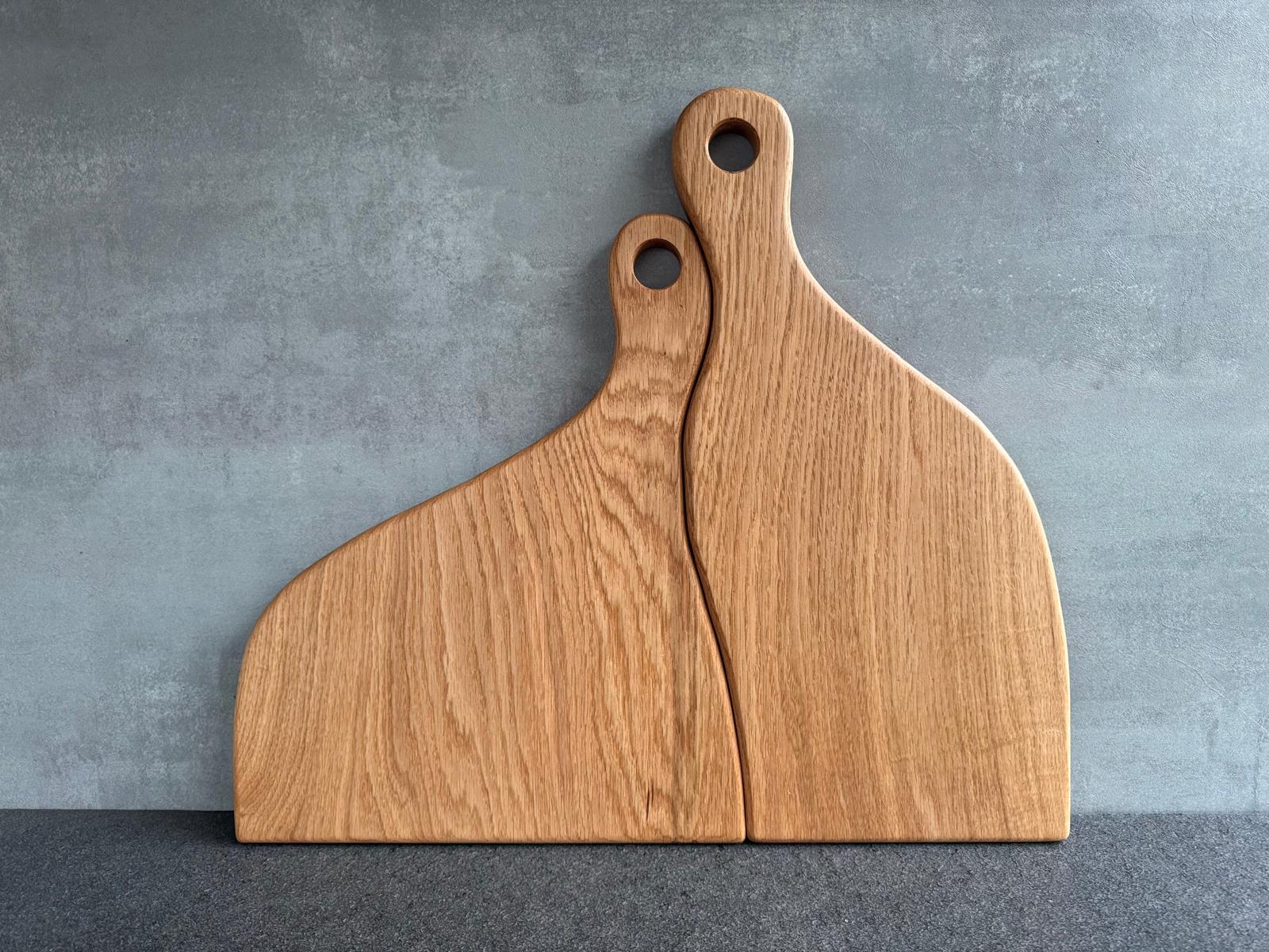 Rund ausgefrästes Griffloch in einem massiven Eichebrett, natürlich geölt und hochwertig verarbeitet.