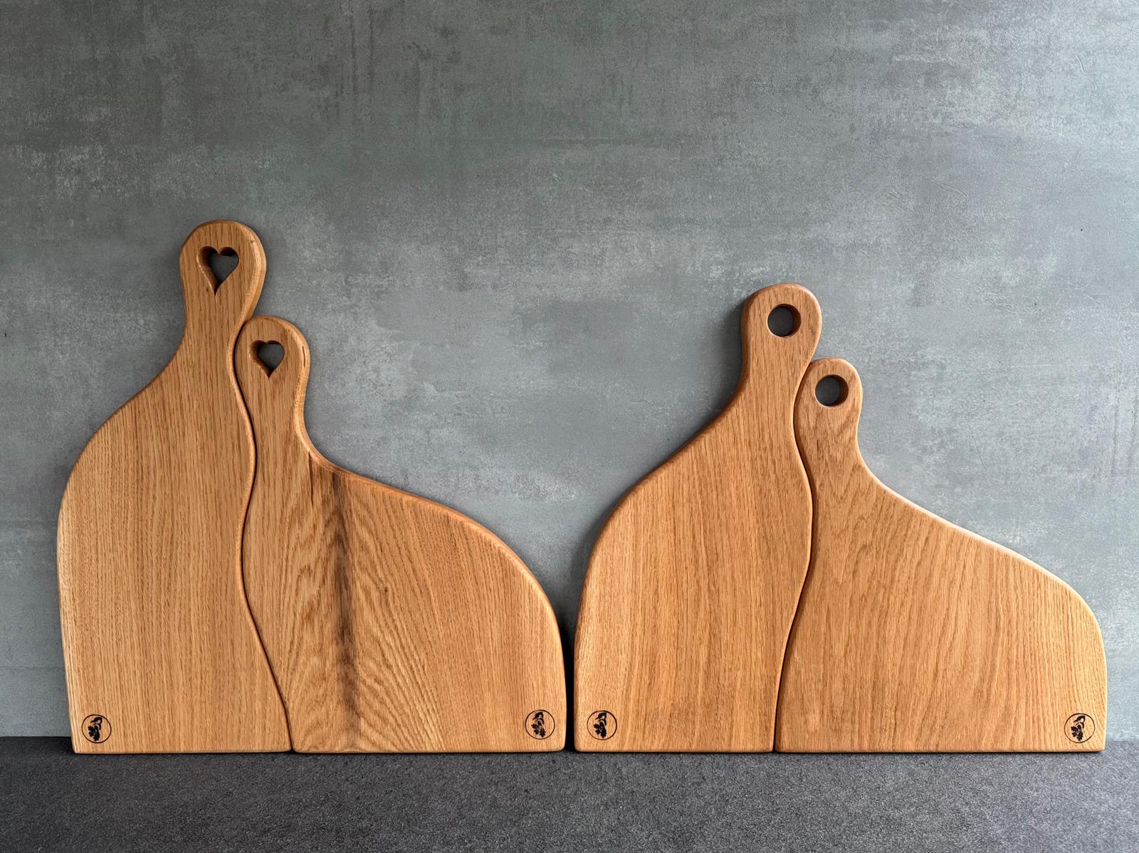 Handgefertigte Servierbretter aus einem Stück Eiche aus dem Spessart. 2 verschiedene Sets mit Griff.