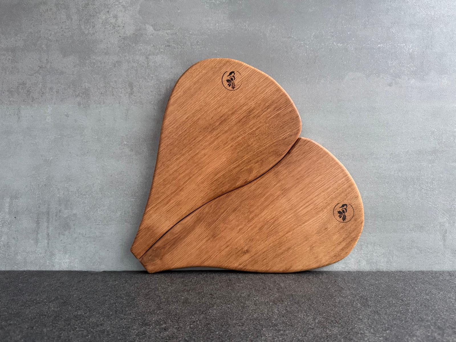 Vesperbretter, die zusammen ein großes Herz bilden. Aus einem Stück Eiche.