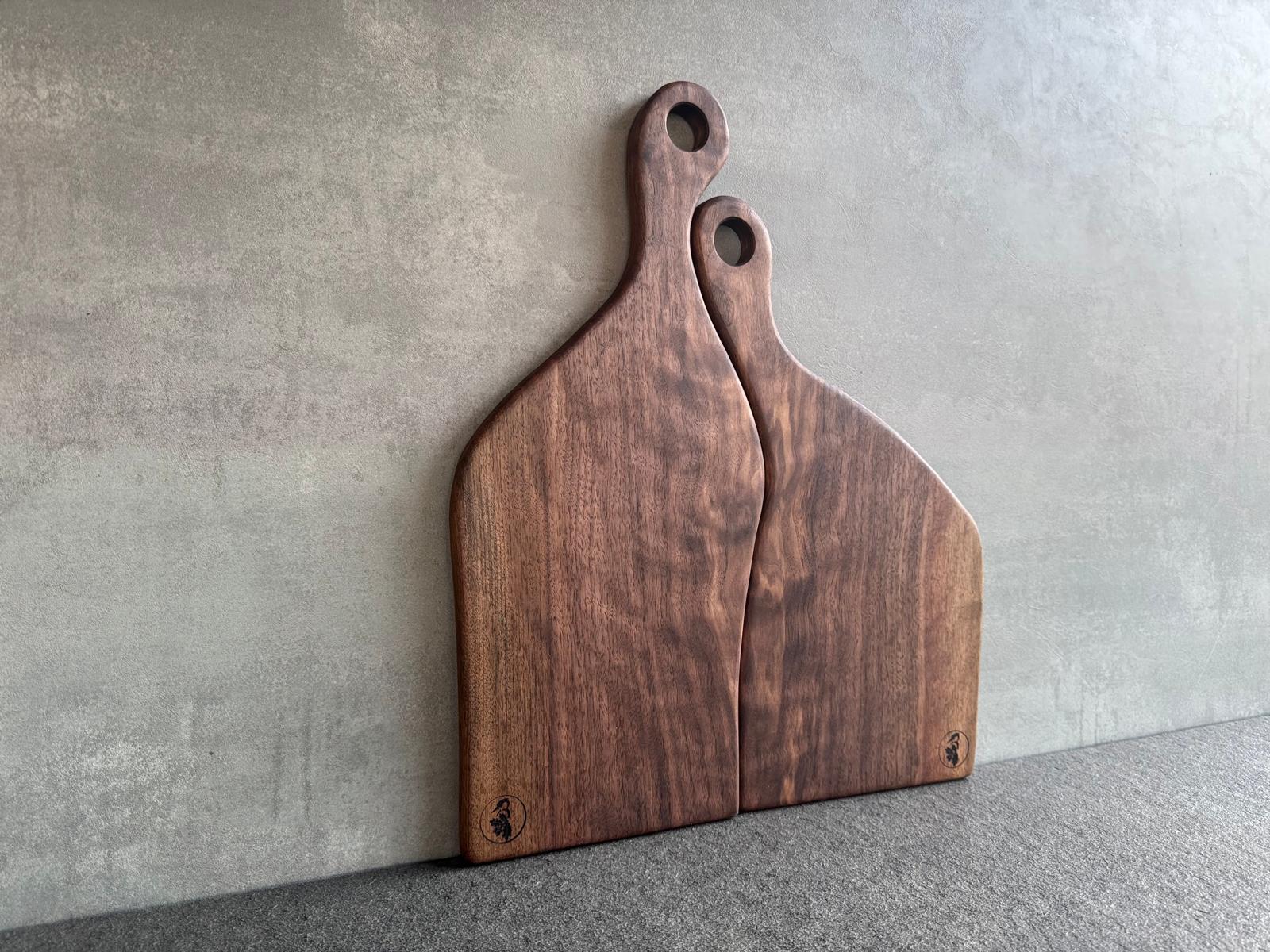 2-teiliges Partnerbrett aus aus einem Stück Nussbaum mit Griffen