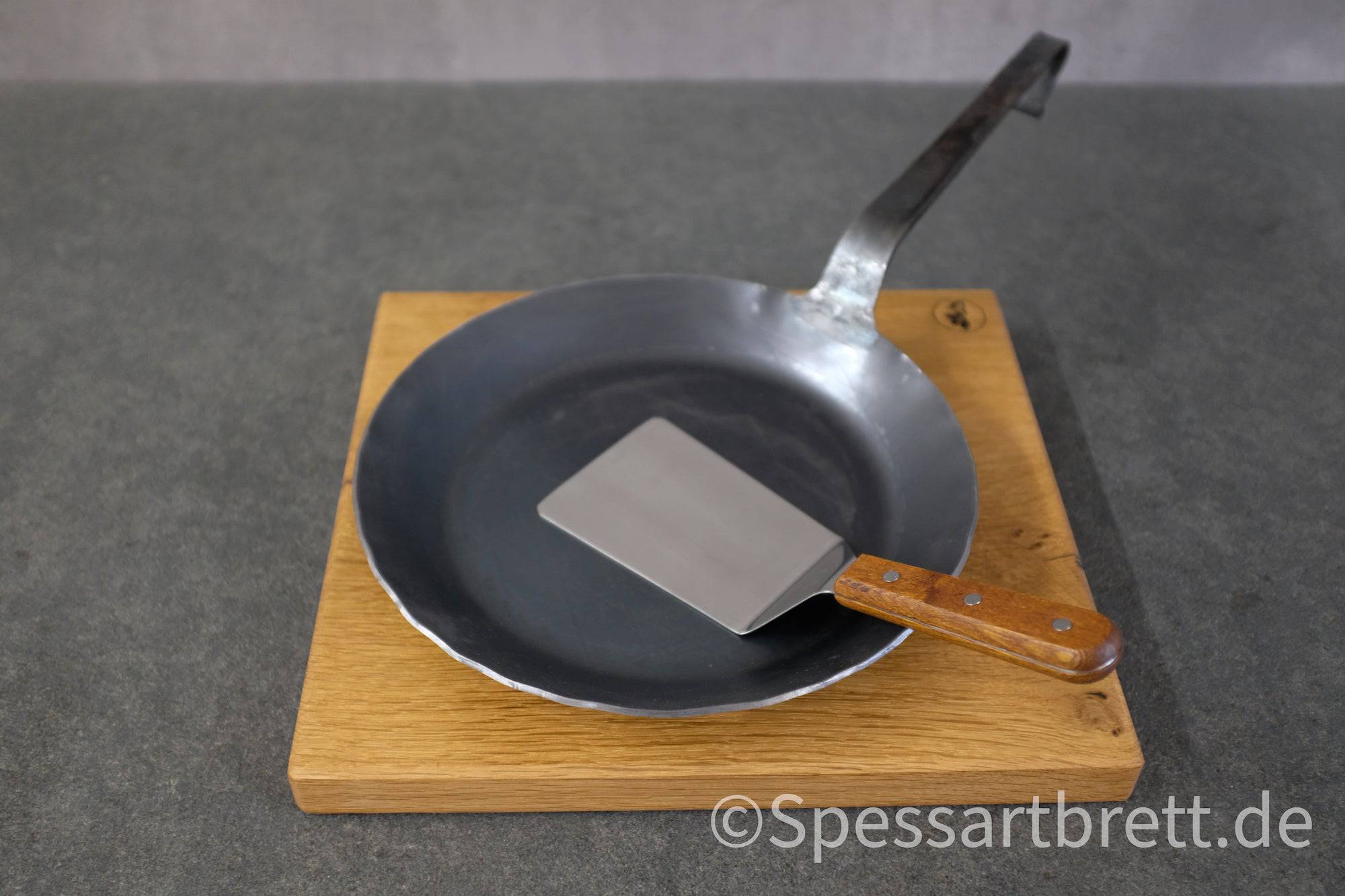 Von Hand geschmiedete Pfanne 28 cm - Spessartbrett
