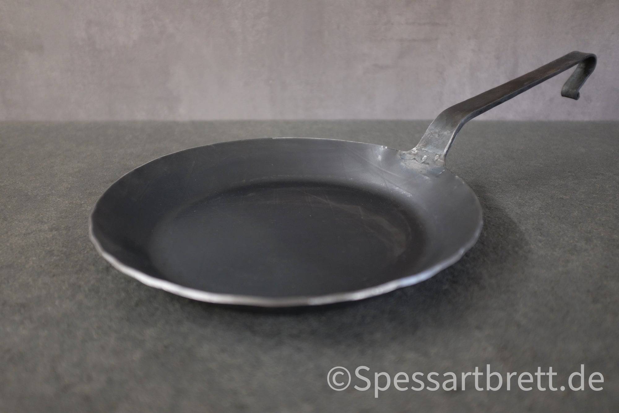 Von Hand geschmiedete Pfanne 28 cm - Spessartbrett
