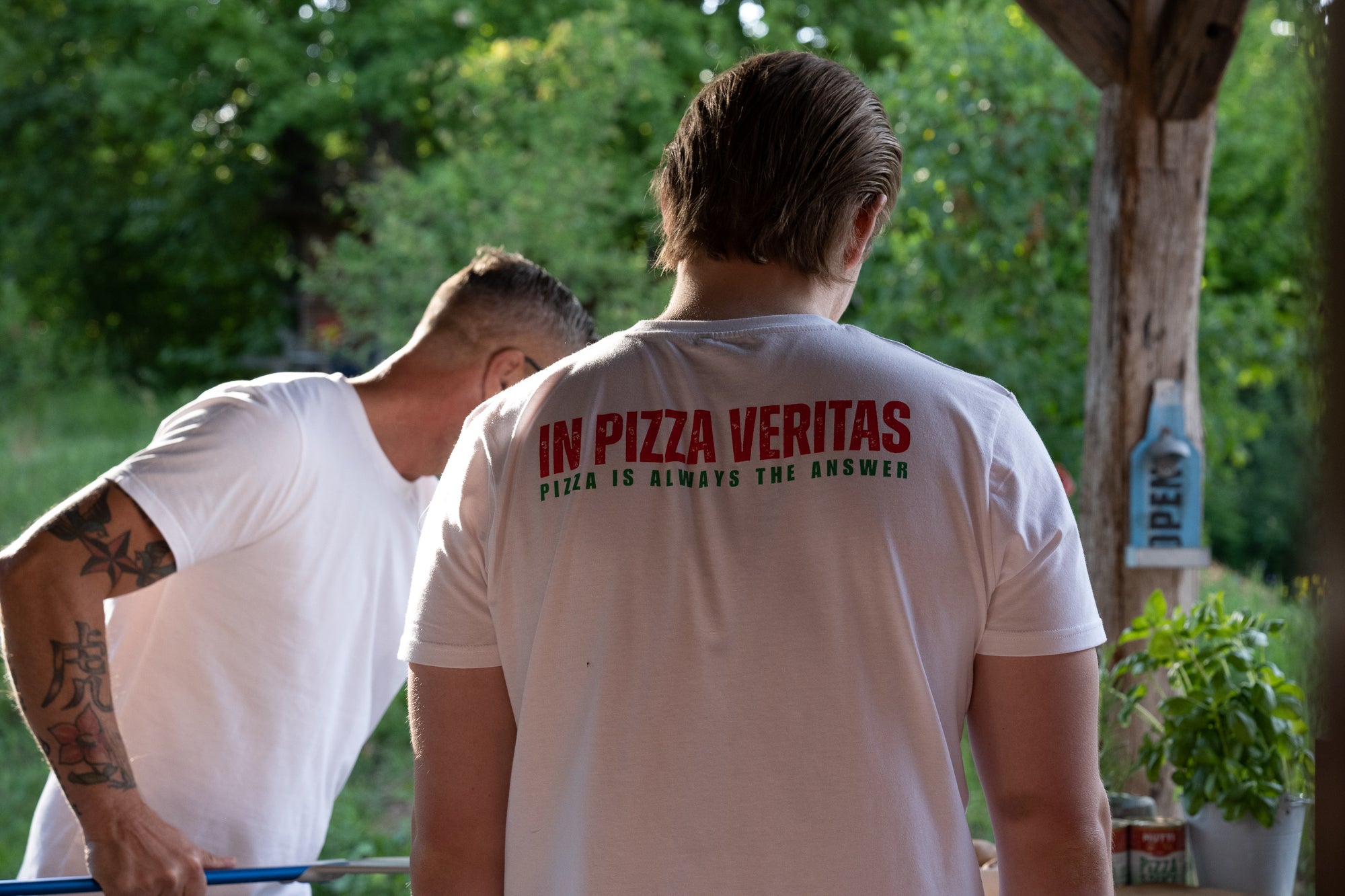 Pizza T-Shirt für Pizza Liebhaber mit Logo In Pizza Veritas von Spessartbrett.