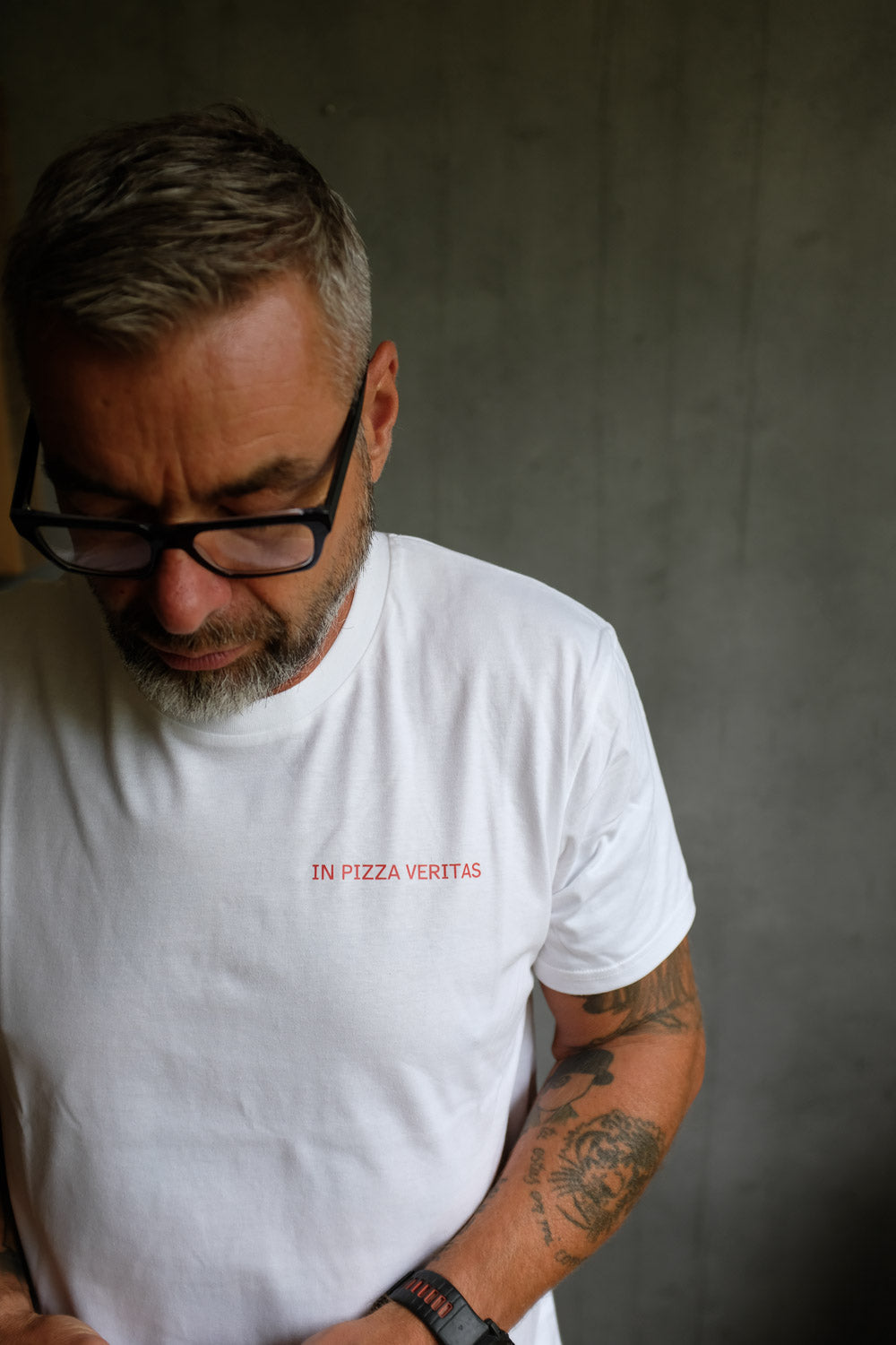 Pizza T-Shirt, angezogen mit Druck vorne "In Pizza Veritas" Größe L