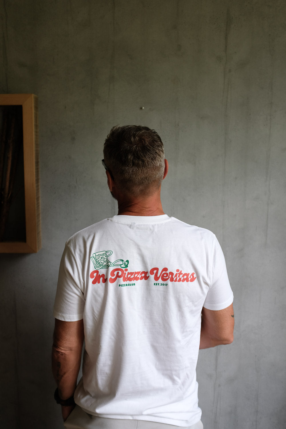 Pizza T-Shirt "est.2017" getragen von einem Mann, fotografiert von hinten