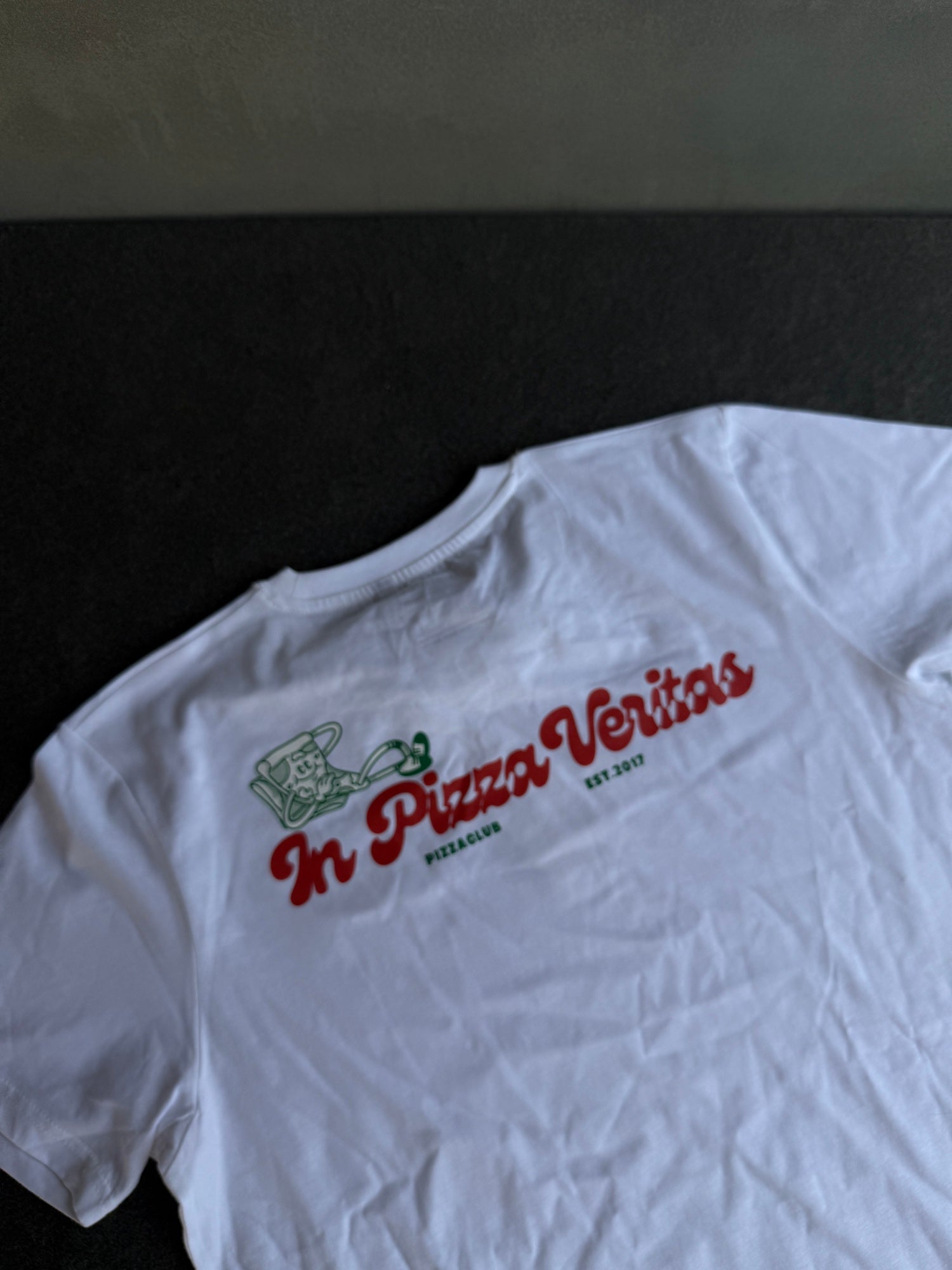 Rückenaufnahme eines Pizza T-Shirts