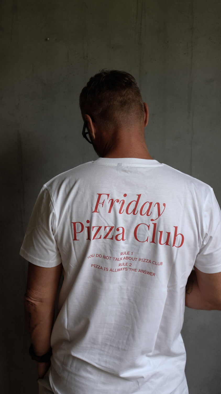 Friday Pizza Club T-Shirt von hinten fotografiert