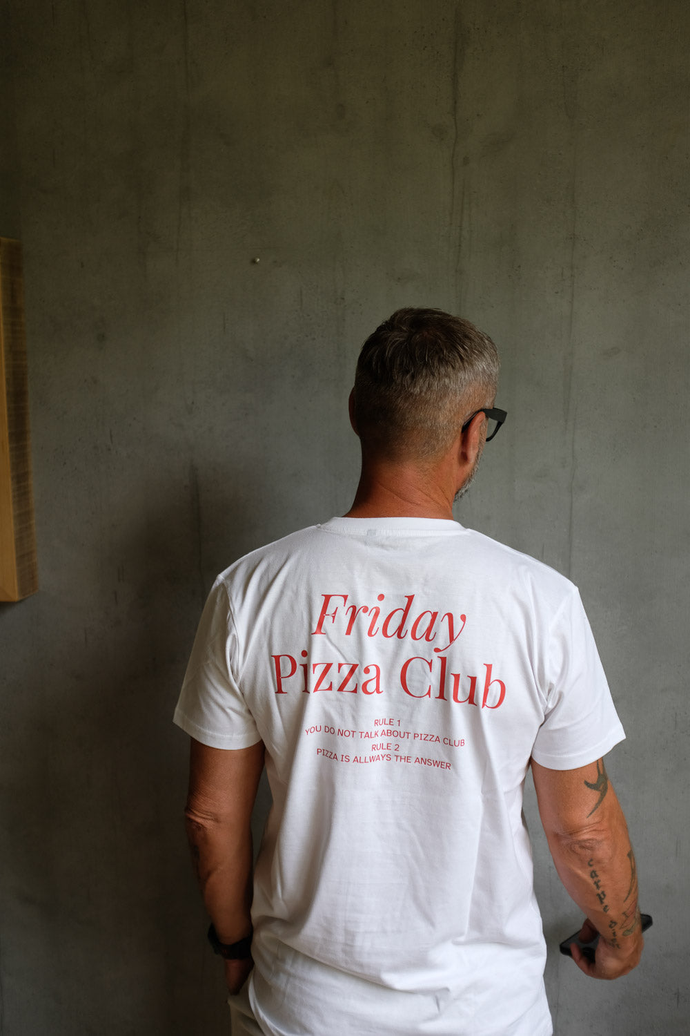 Pizza T-Shirt "Friday Pizza Club" Größe L von hinten fotografiert