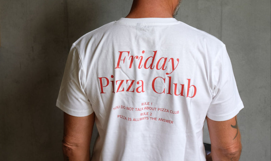 Pizza T-Shirt "Pizza Club", weiß mit rotem Druck.