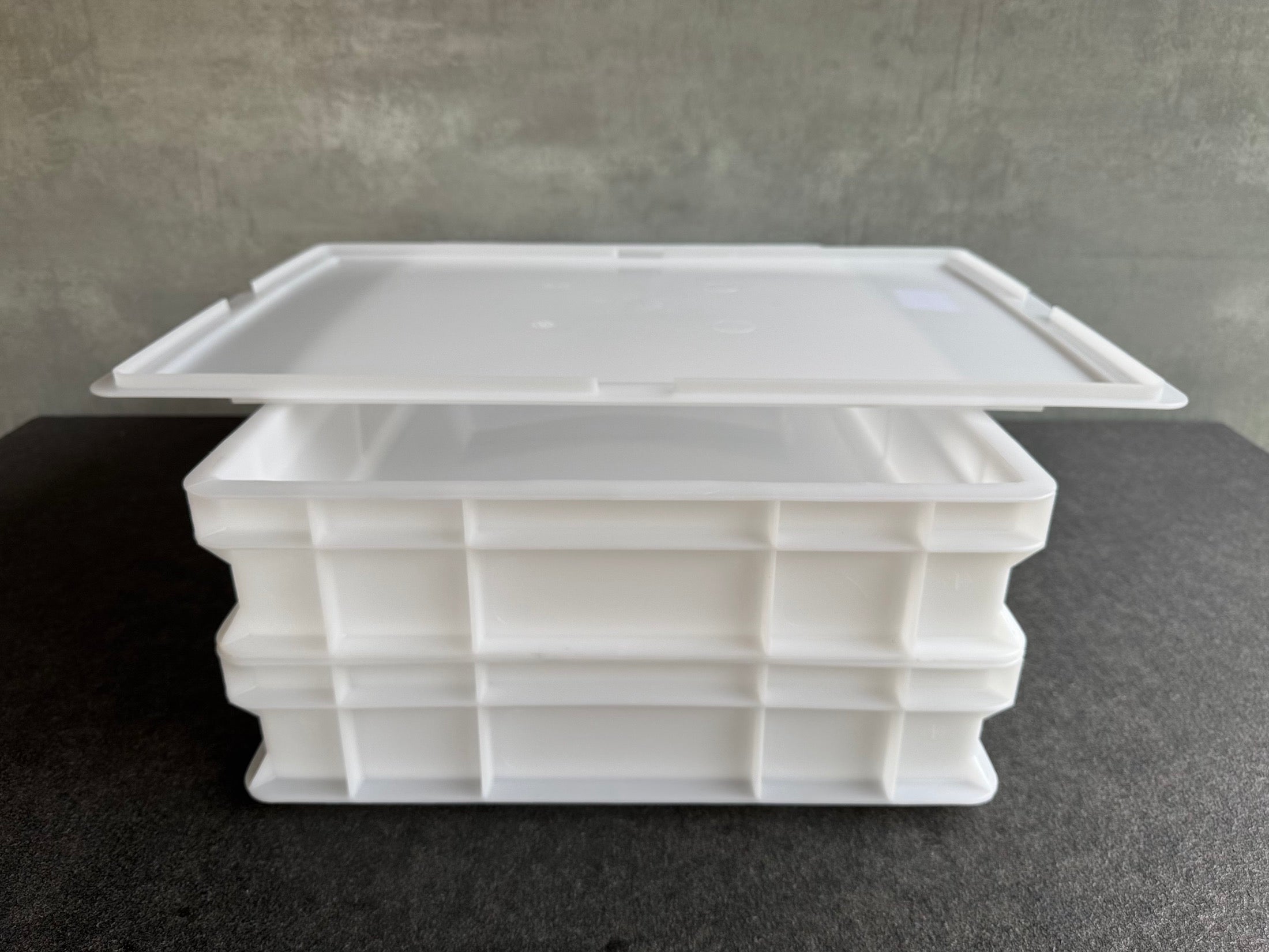 2 Pizzaballenboxen, gestapelt, aus Italien, sauber und hygienisch, original Gi.Metal.