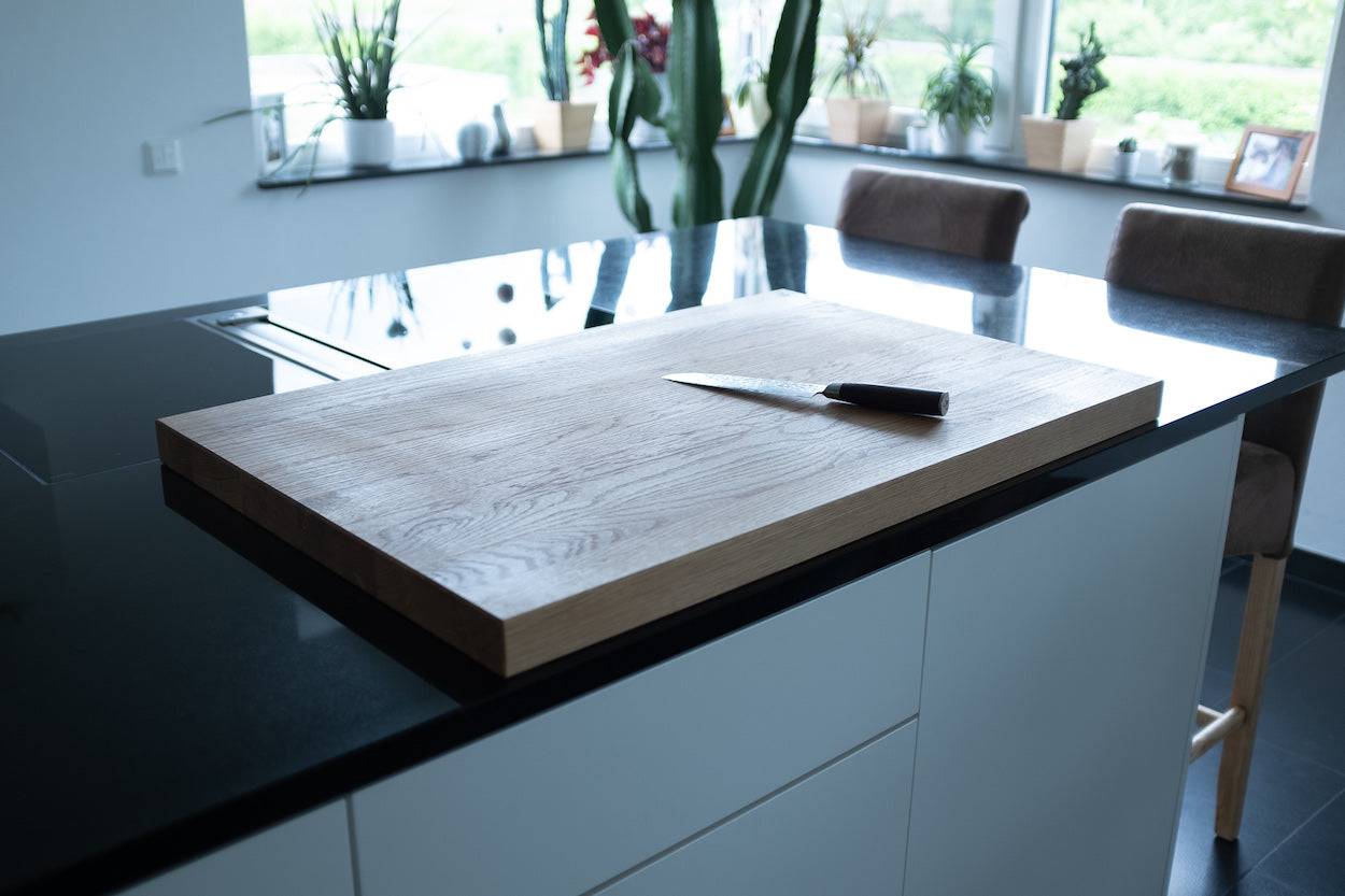 Dicker Schneideblock in der Größe 80 x 55 x 4 cm aus massiver Eiche in einer modernen Küche.