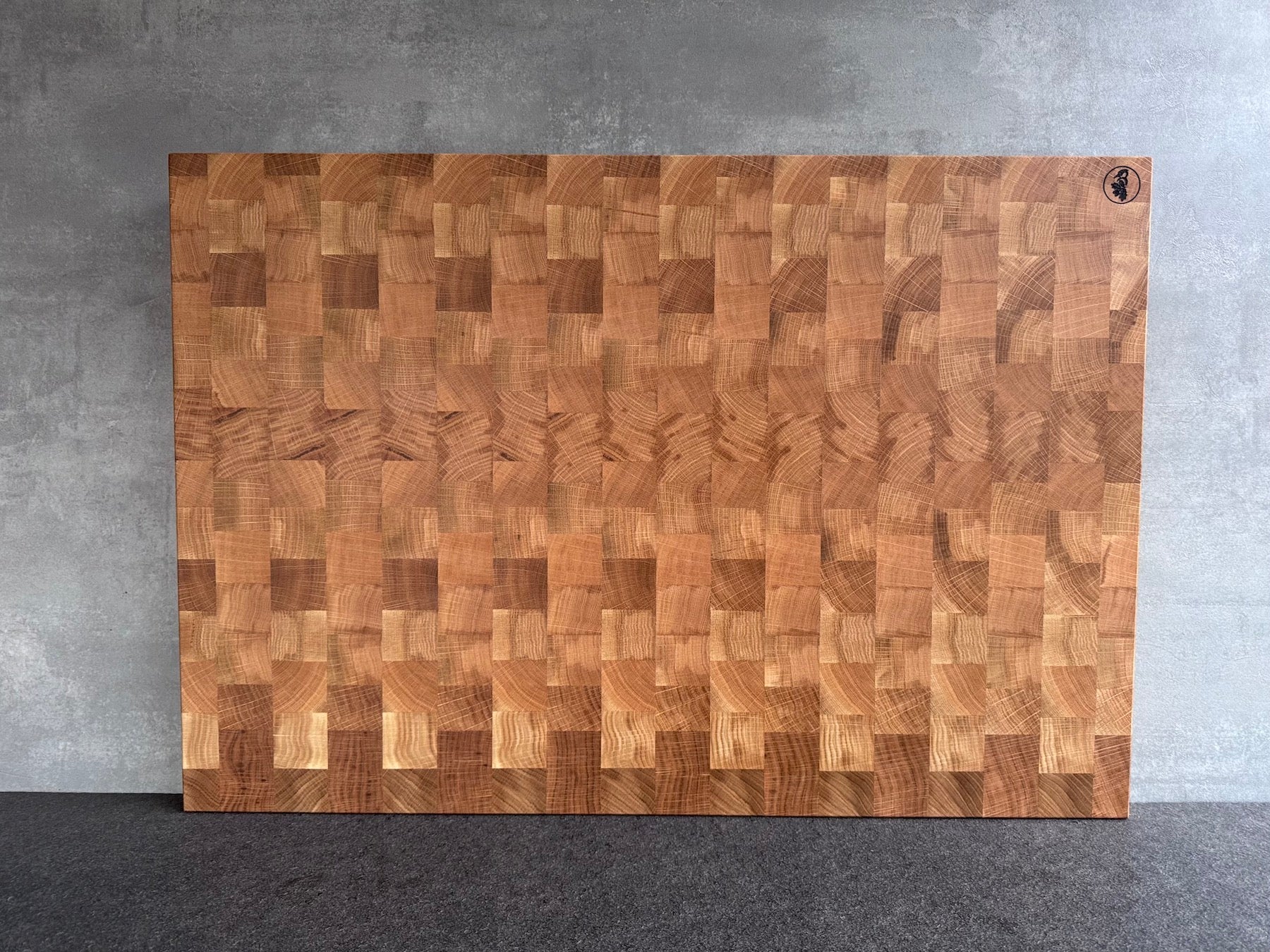 Beidseitig verwendbarer Eiche Hirnholz Schneideblock. Eine Seite mit Saftrille.