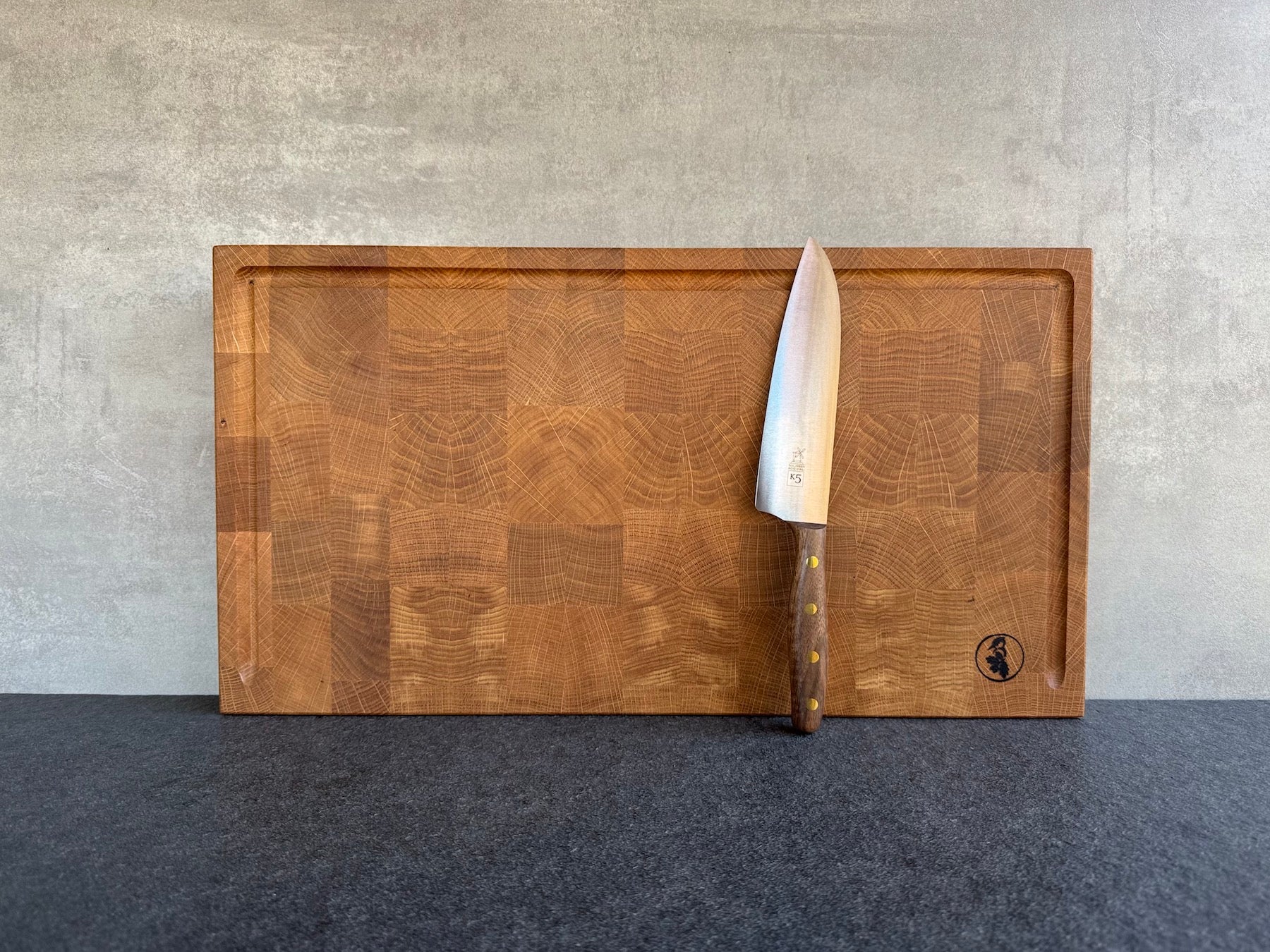 Hirnholz Schneideblock in Eiche mit Saftrille. Mit einem Windmühlenmesser K5.