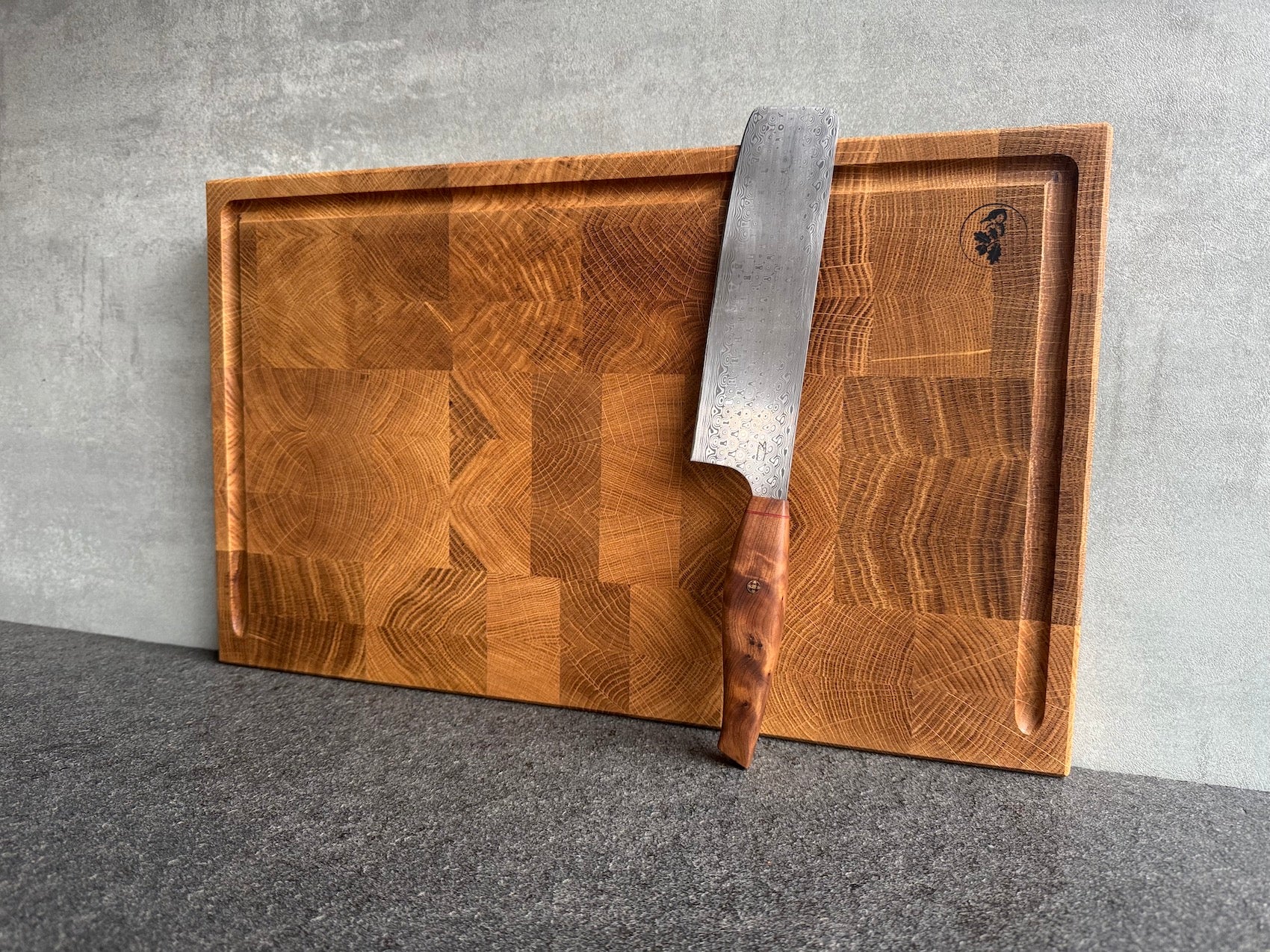 Seitliche Ansicht eines Hirnholz Schneidebrettes mit Saftrille