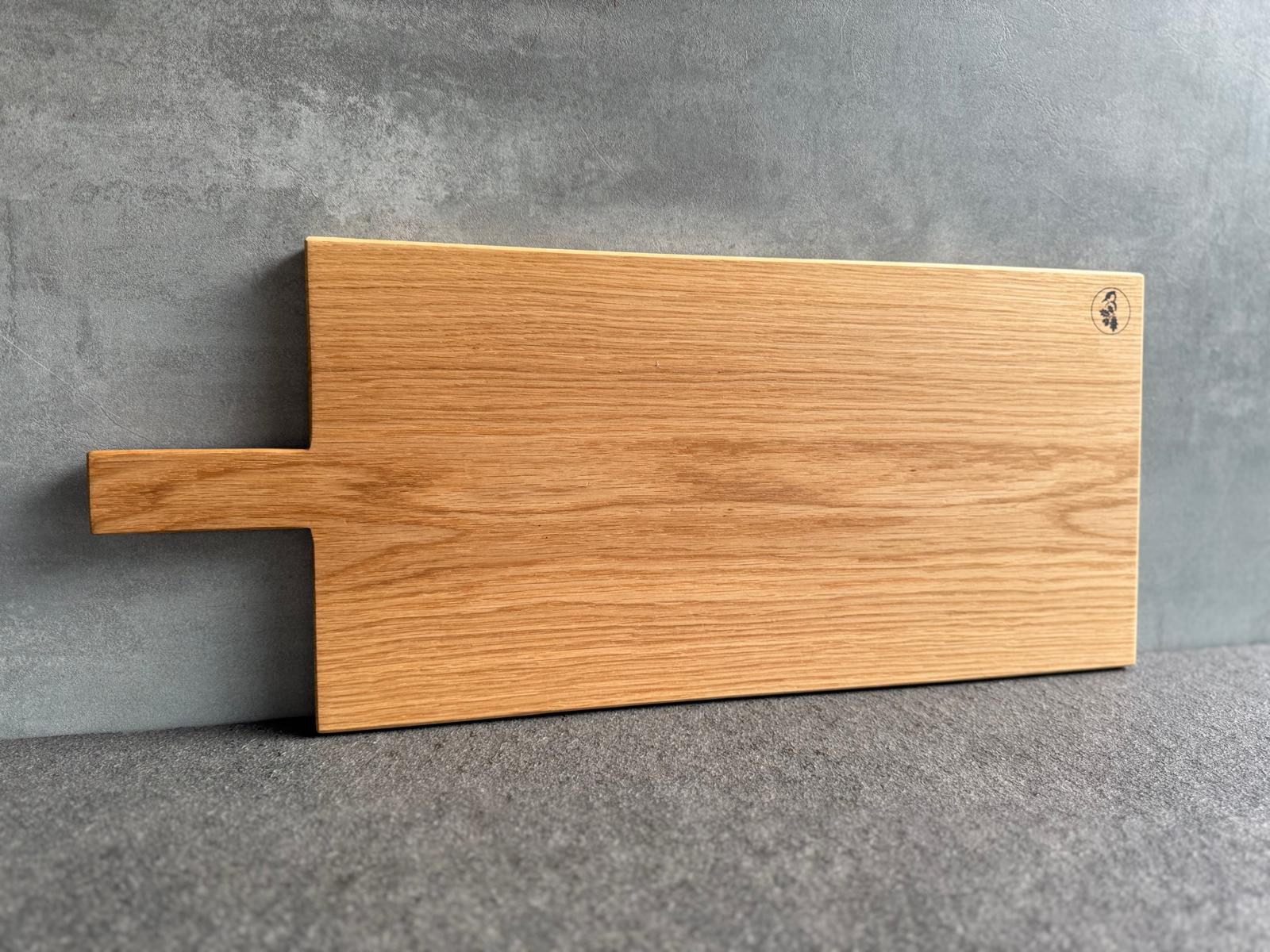 Limitierte Auflage: Servierbrett aus Spessart-Eiche, ideal für stilvolle Präsentation auf dem gedeckten Tisch.