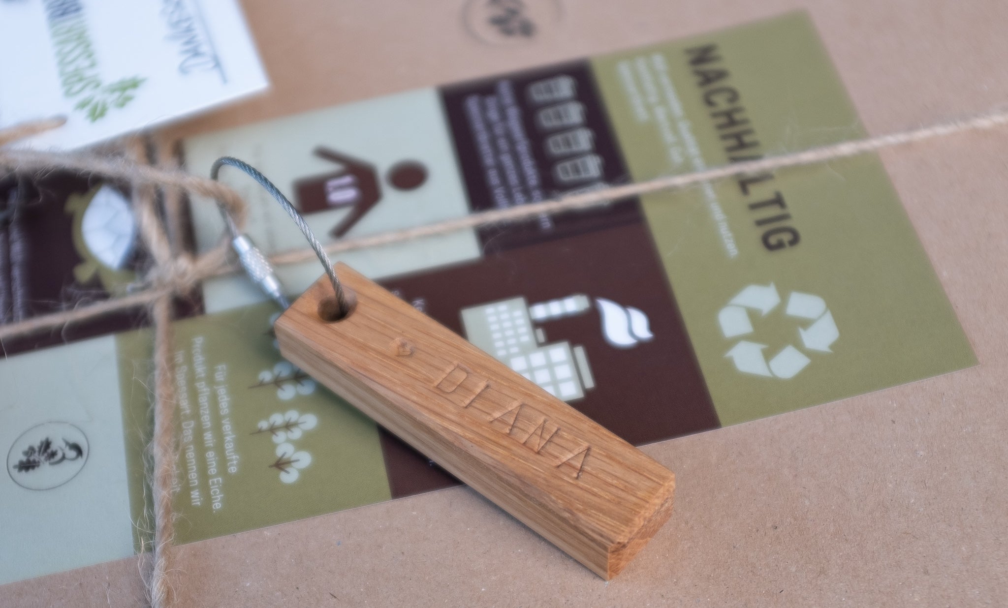 Detailansicht eines Geschenkes in Recycling Papier