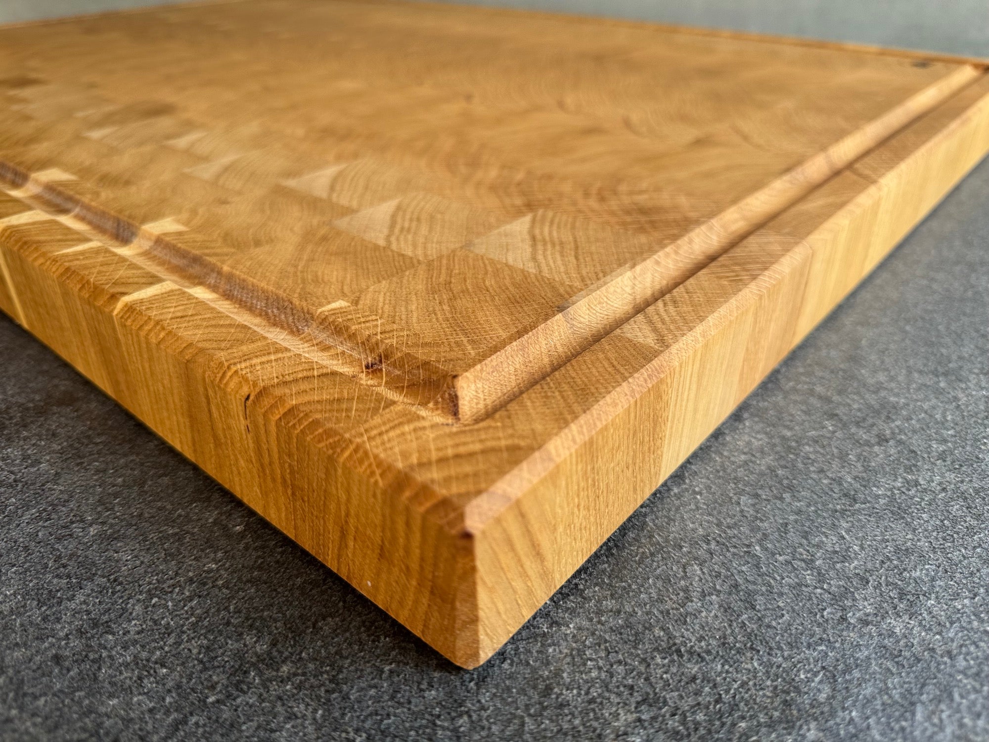Saftrille bei einem 80 cm breiten Eiche Hirnholz Schneideblock.