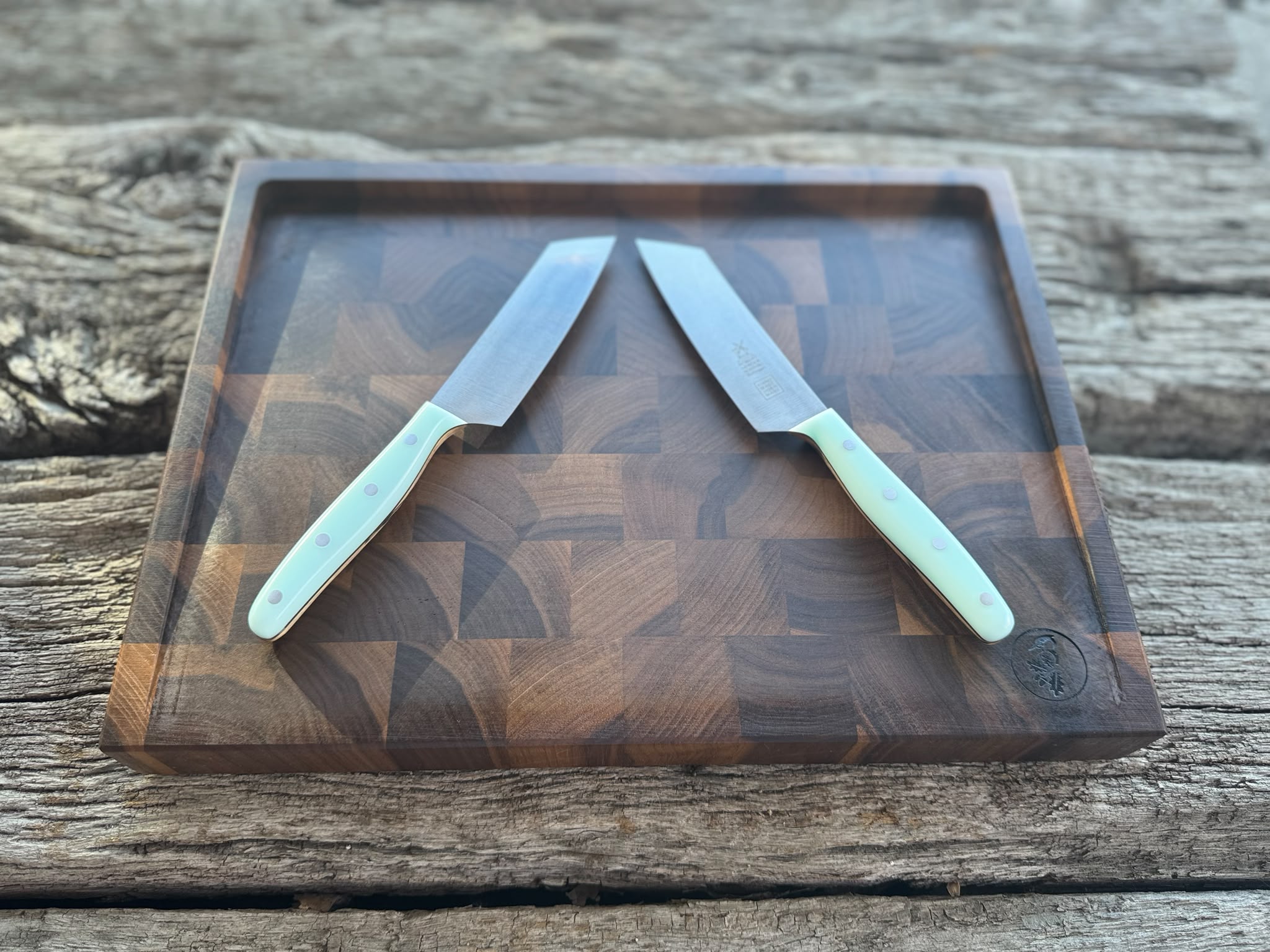 Stirnholz Schneidebrett aus Eiche oder Nussbaum, Schneideblock 4 cm dick - mit schräger Schneidefläche