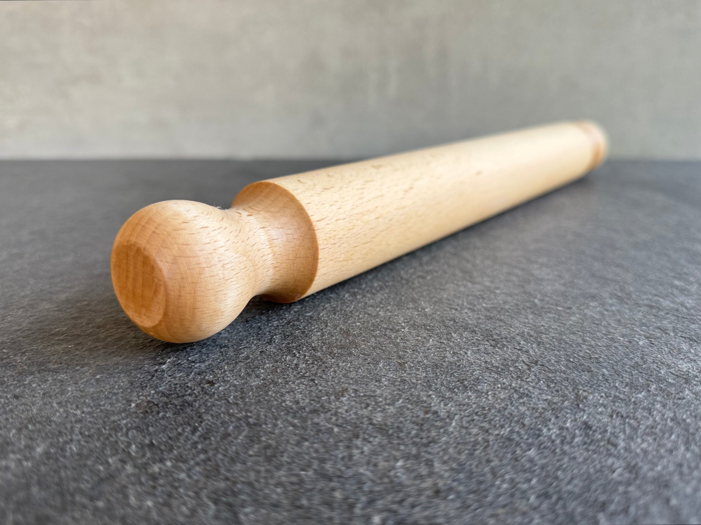 Der Griff einer Teigrolle im Detail
