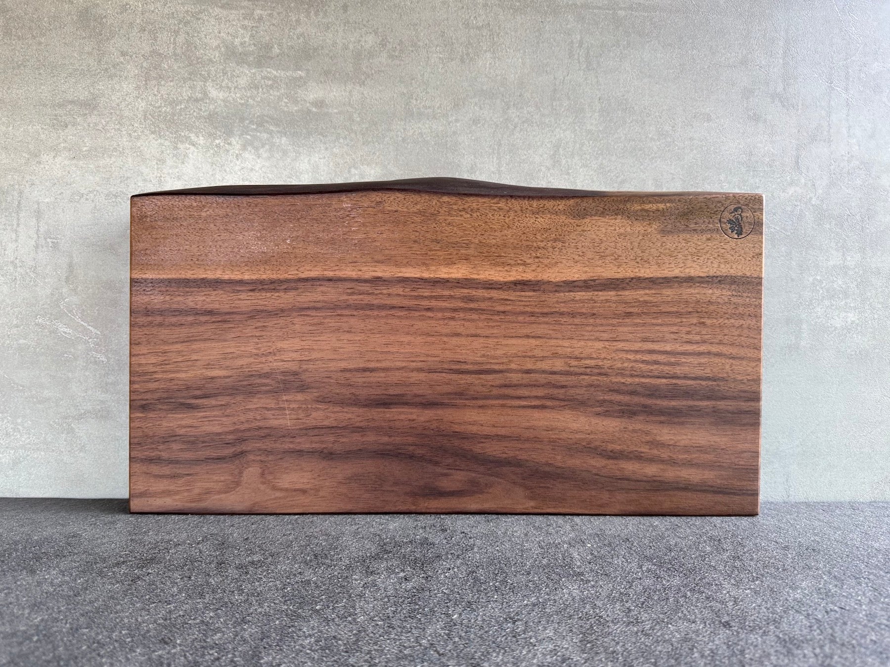 Unikat Schneideblock aus einem Stück Nussbaum mit Baumkante.