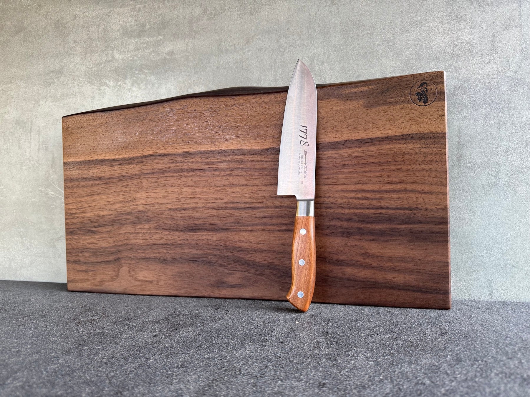 Schneideblock aus einem Stück mit einem Dick Kochmesser 1778.